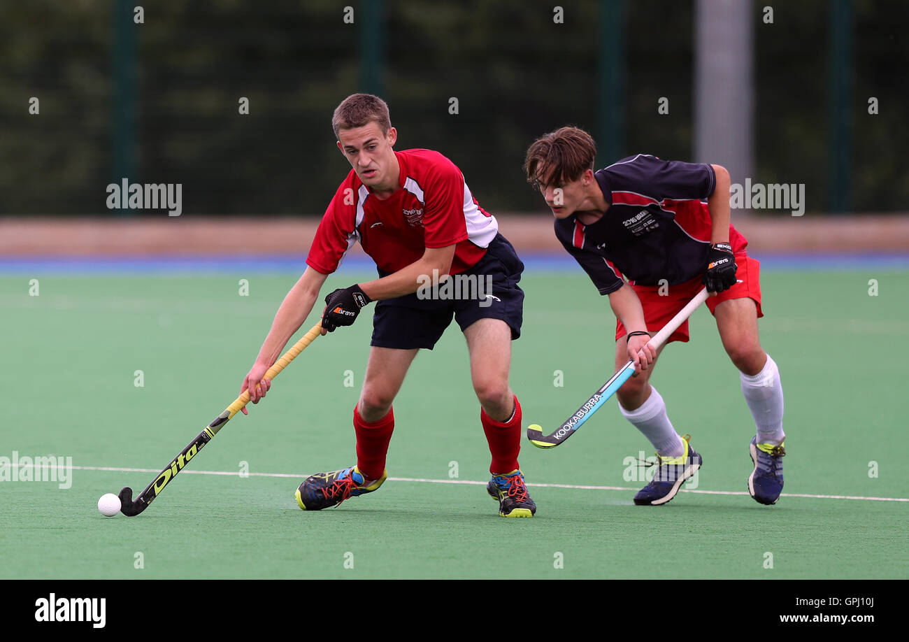 Angleterre Red's Jamie Greenwood et Angleterre Blue's Joe Belshaw durant la finale des garçons de la journée Hockey sur quatre des 2016 Jeux de l'école à l'Université de Loughborough. ASSOCIATION DE PRESSE Photo. Photo date : dimanche 4 septembre 2016. Banque D'Images