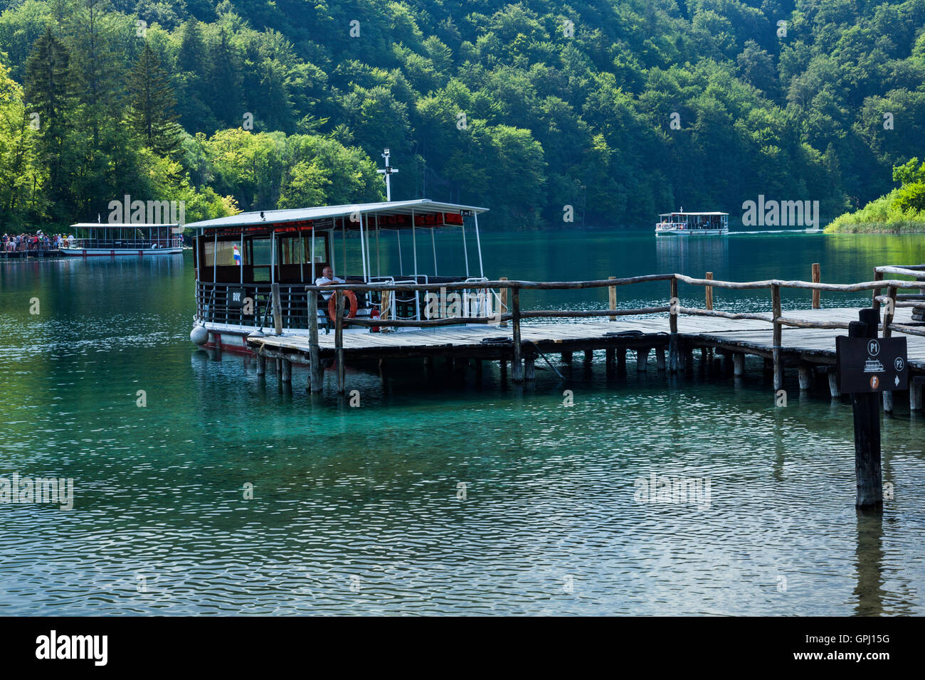 Excursion en bateau sur le lac Kozjak dans le parc national des Lacs de Plitvice en Croatie Banque D'Images