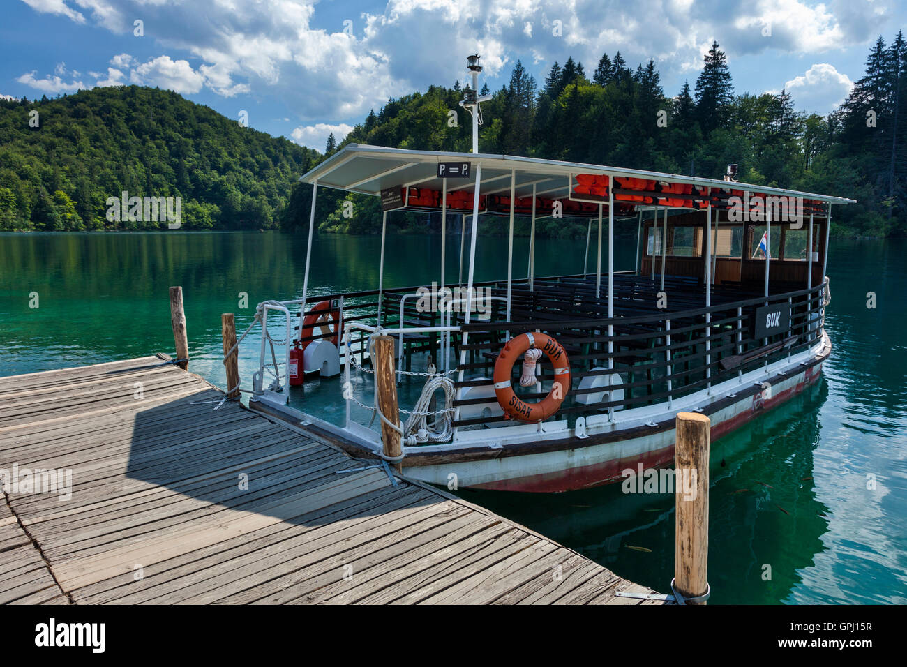 Excursion en bateau sur le lac Kozjak dans le parc national des Lacs de Plitvice en Croatie Banque D'Images