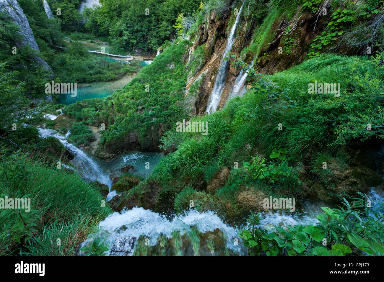 Waterfalll Sastavci et Korana Potok river canyon dans le parc national des Lacs de Plitvice, Croatie Banque D'Images