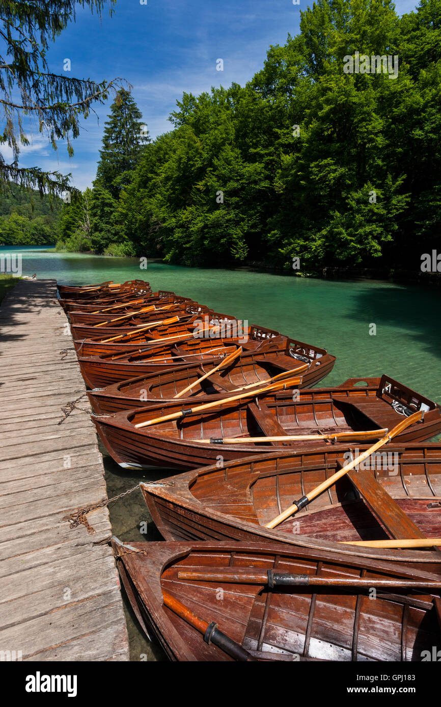 Barques dans le parc national des Lacs de Plitvice en Croatie Banque D'Images