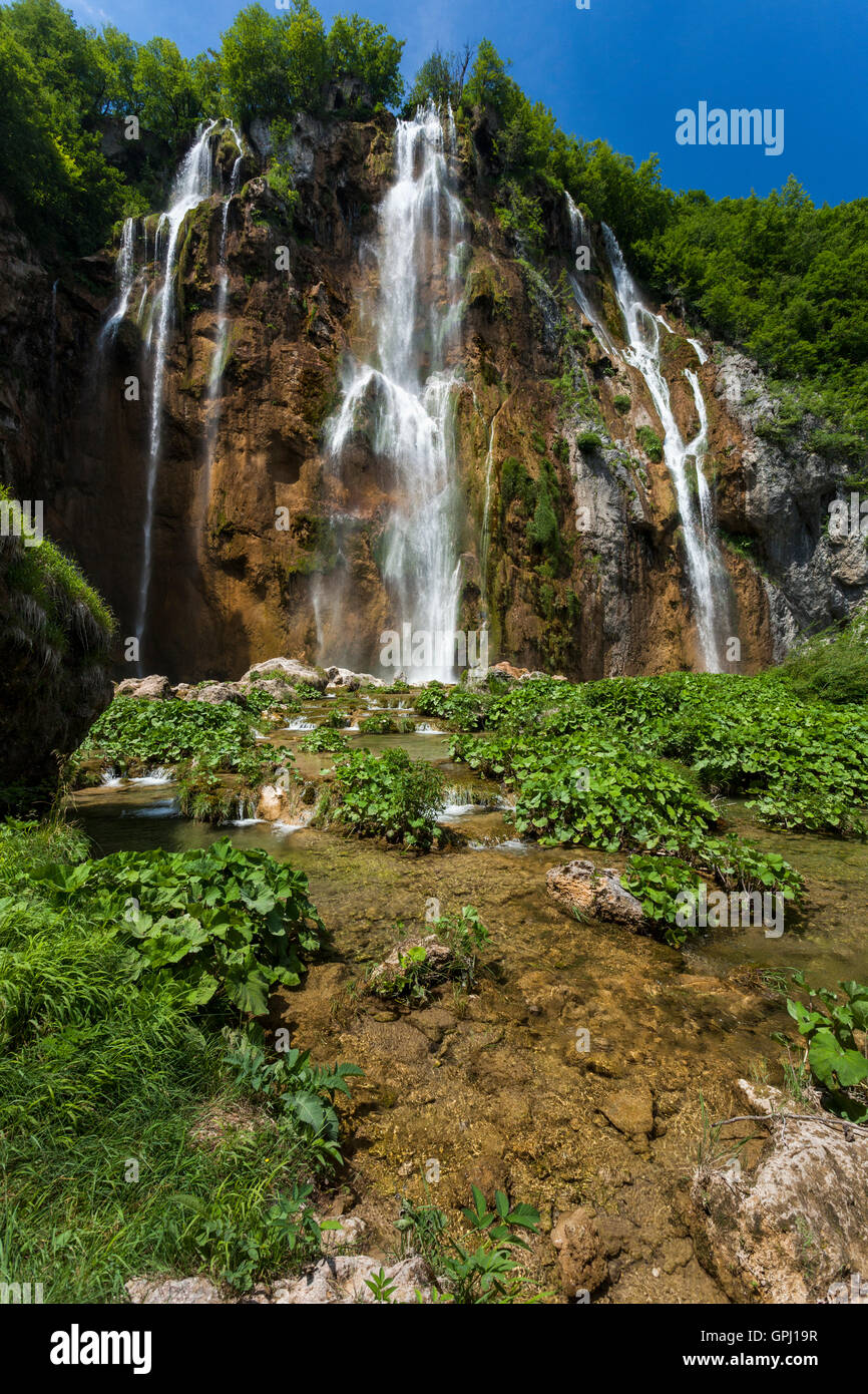 Cascade Veliki Slap partie principale à la lumière du jour dans le parc national des Lacs de Plitvice, Croatie Banque D'Images