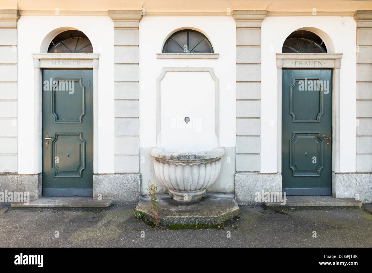 Old style toilettes publiques pour hommes et femmes avec des portes peintes en vert et l'écriture en langue allemande. Banque D'Images