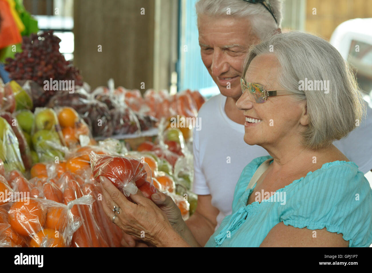 Beau couple de personnes âgées dans le marché Banque D'Images