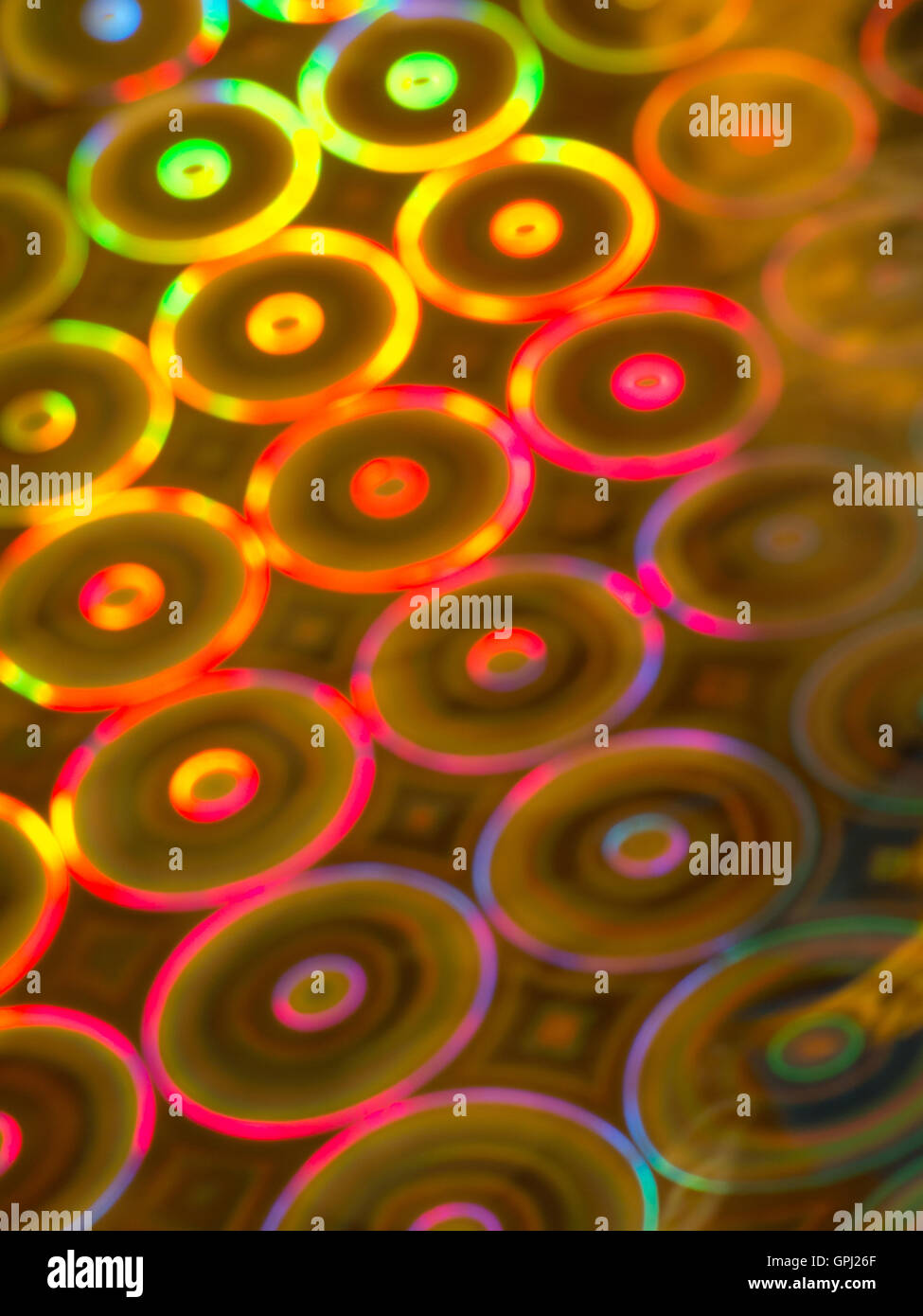 , Rouge vif et jaune violet cercles arrière-plan flou Banque D'Images