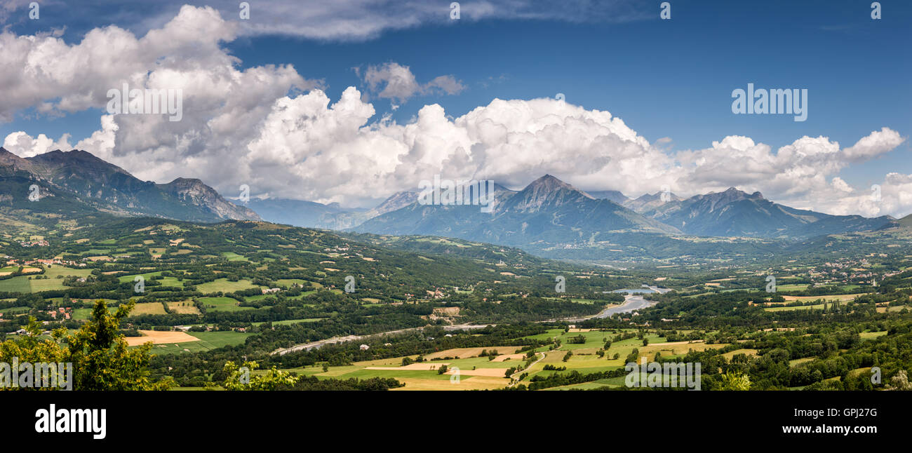 La vallée du Champsaur et Drac avec les nuages. Hautes-Alpes (Alpes du Sud) en été. France Banque D'Images