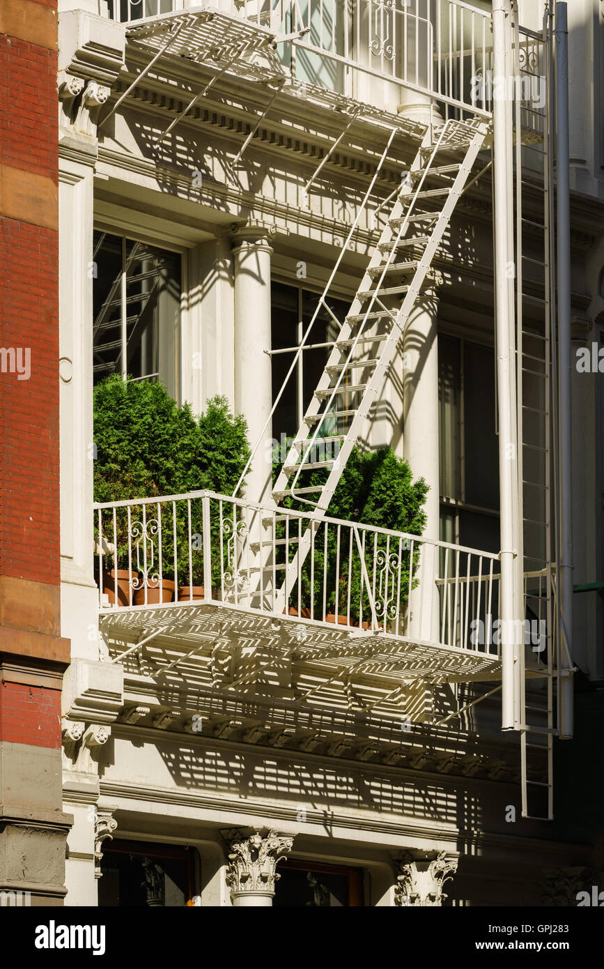 Close up de bâtiment avec un escalier de secours et d'arbres. Soho, Manhattan, New York City Banque D'Images