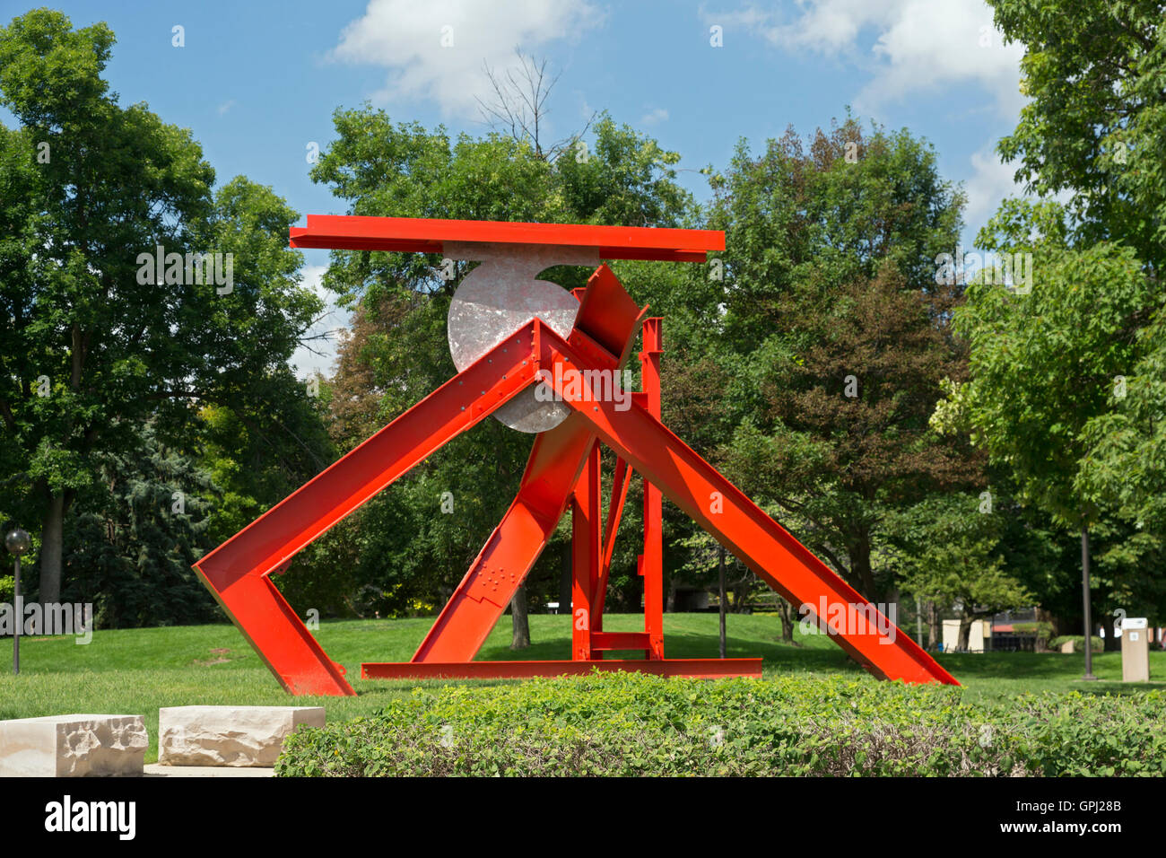 Fort Wayne, Indiana - une sculpture en acier appelé Helmholtz, par Mark Di Suvero, dans Freimann Square. Banque D'Images