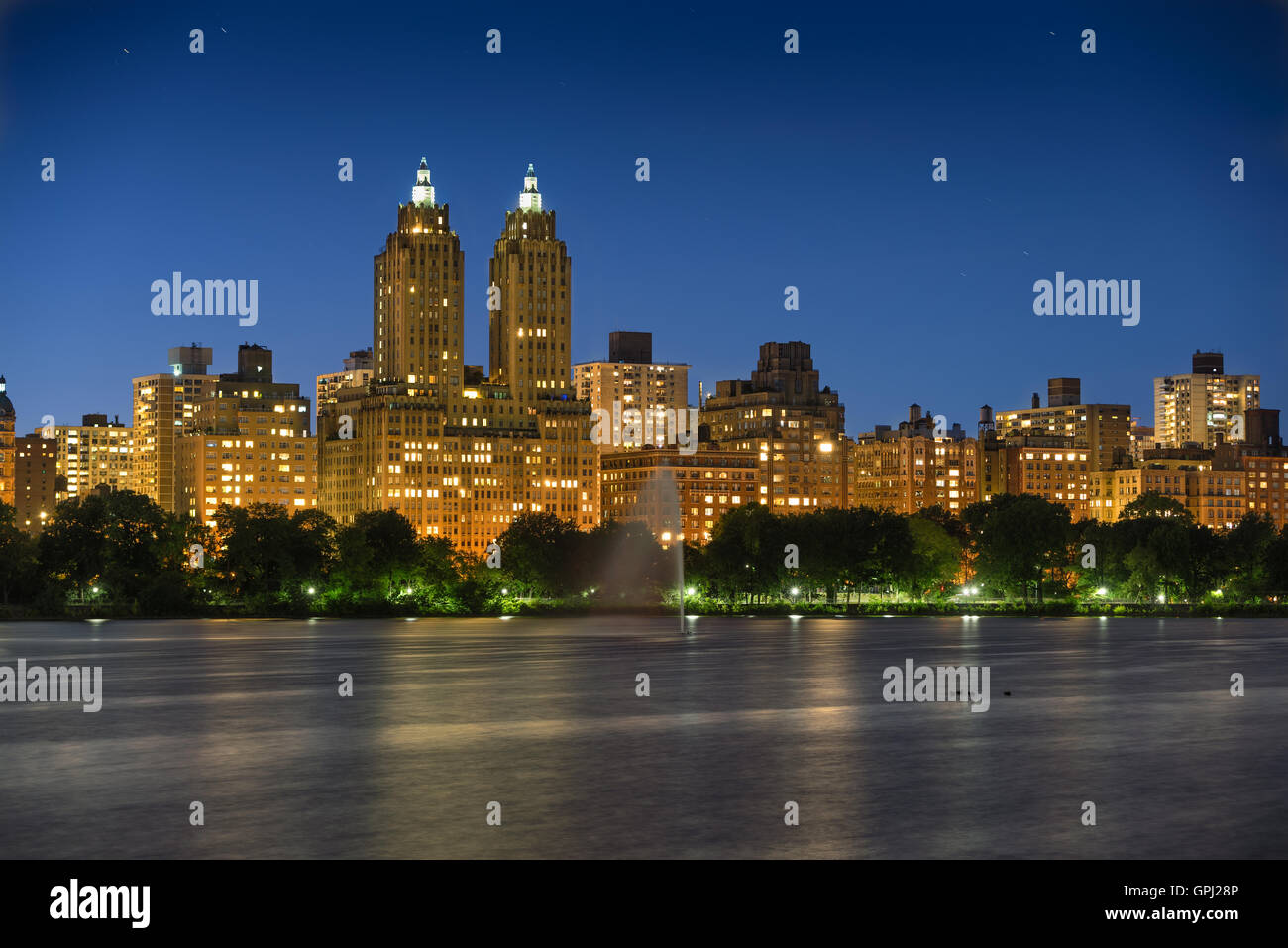 Upper West Side et de Central Park, au crépuscule, avec le Jacqueline Kennedy Onassis Reservoir fontaine. New York City Banque D'Images