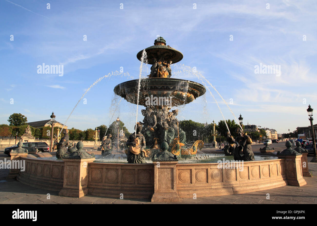 L'une des fontaines fleuries sur la Place de la Concorde, Paris, France, Europe Banque D'Images