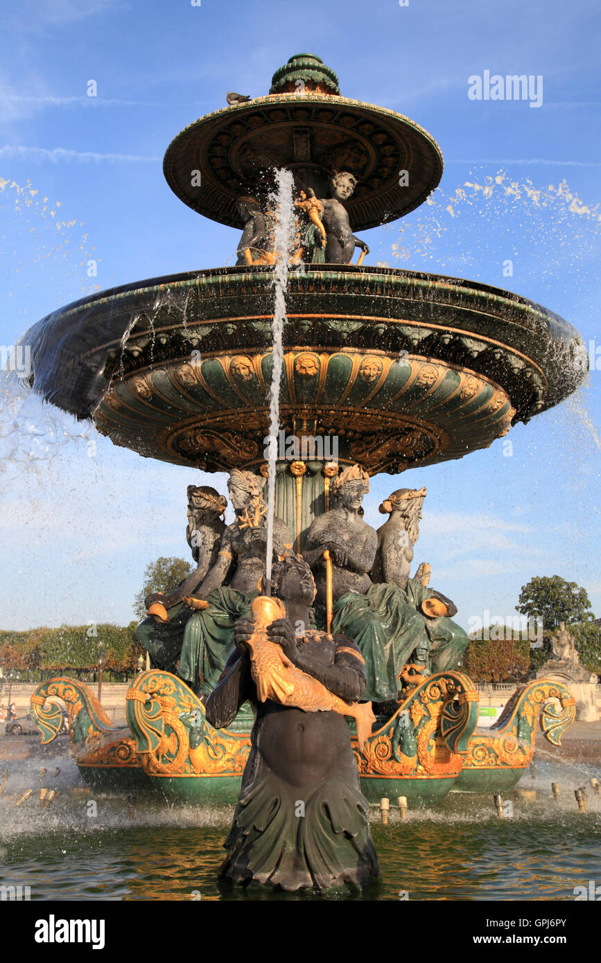 L'une des fontaines fleuries sur la Place de la Concorde, Paris, France, Europe Banque D'Images