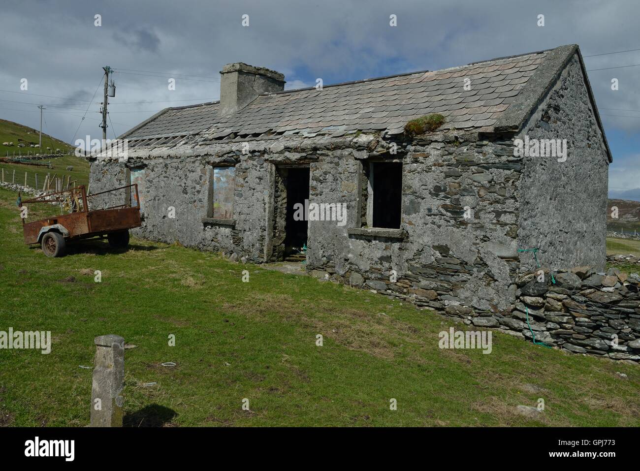 Cottage en pierre ruines sur l'île d'Inishbofin, laissée à des conditions météorologiques et la faune environnante, Galway, Connemarra, Banque D'Images