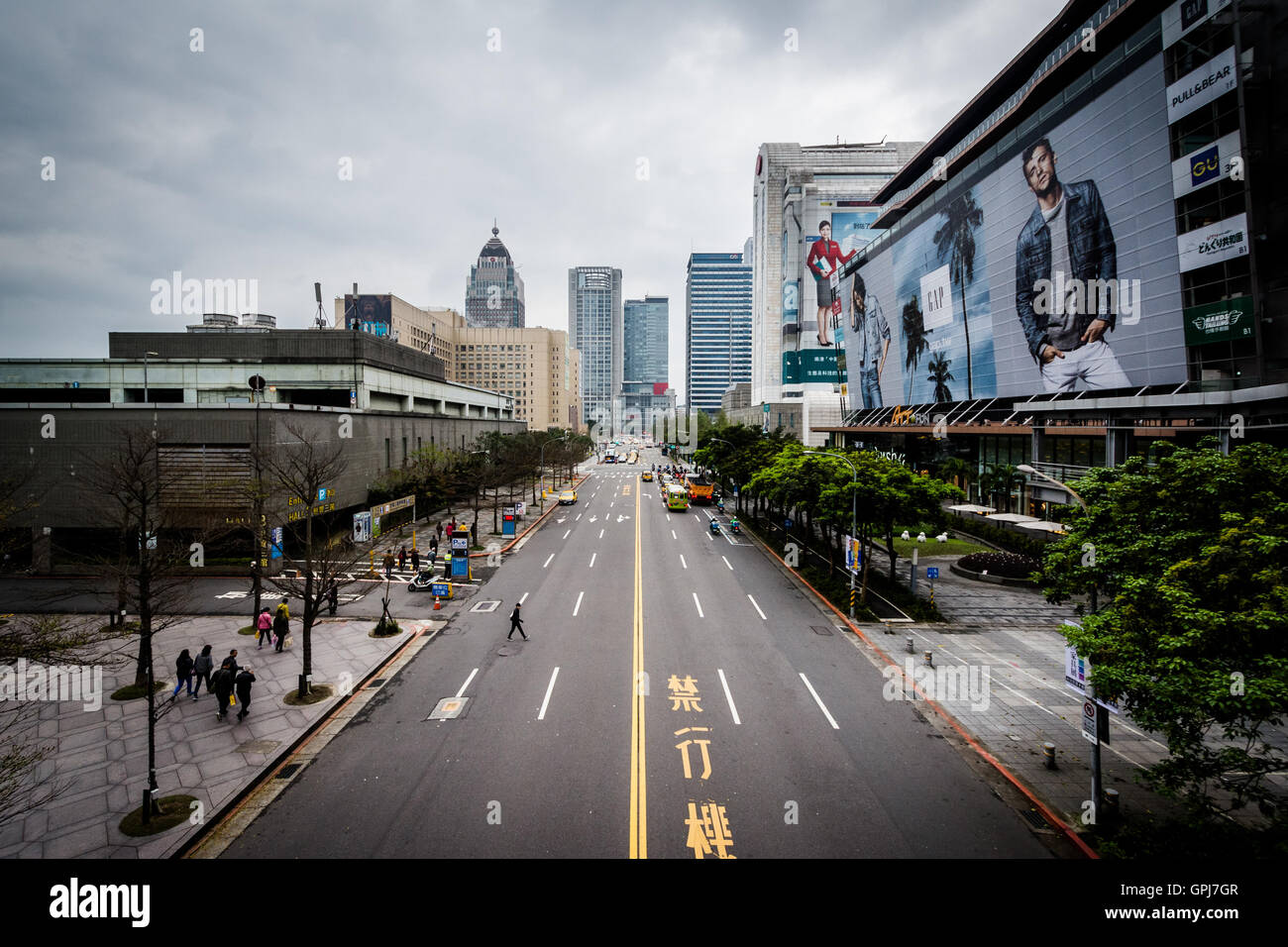 Une rue dans le quartier de Xinyi, de Taipei, Taiwan. Banque D'Images