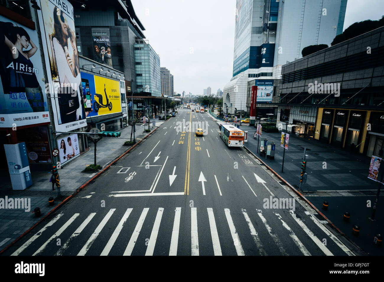 Une rue dans le quartier de Xinyi, de Taipei, Taiwan. Banque D'Images
