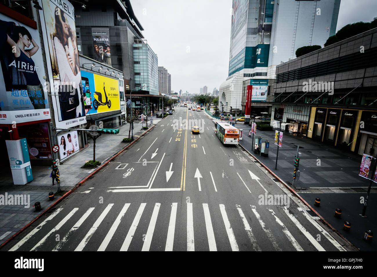Une rue dans le quartier de Xinyi, de Taipei, Taiwan. Banque D'Images