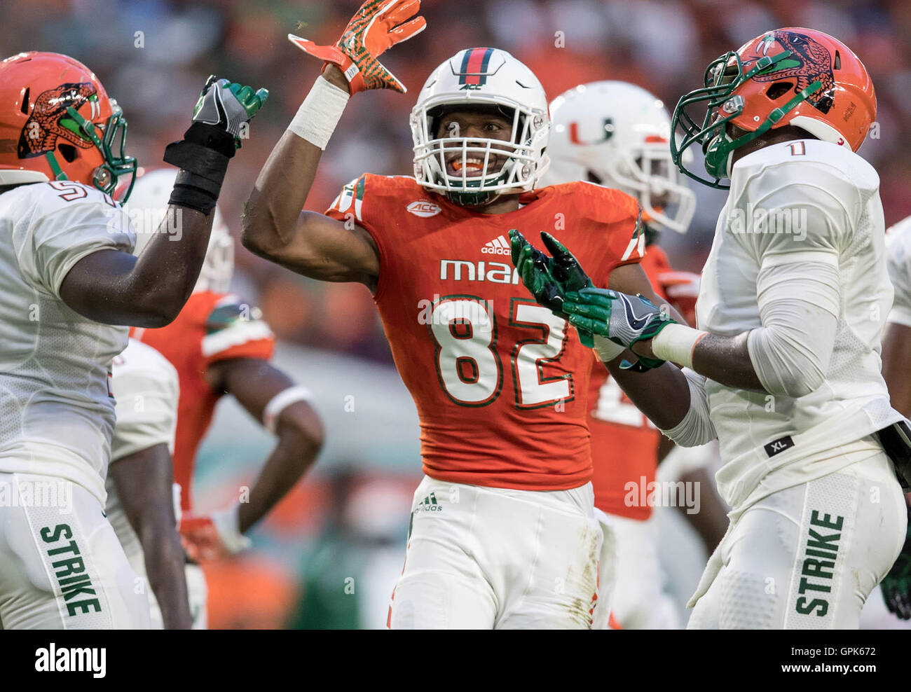 Miami Gardens, Florida, USA. 3e, 2016 Sep. Le receveur Les Ahmmon Richards (82) célèbre sa première prise comme un ouragan au Hard Rock Stadium de Miami Gardens, Floride le 1 septembre 2016. Richards est diplômé de l'école secondaire Wellington. Allen Eyestone/Le Palm Beach Post/ZUMA/Alamy Fil Live News Banque D'Images