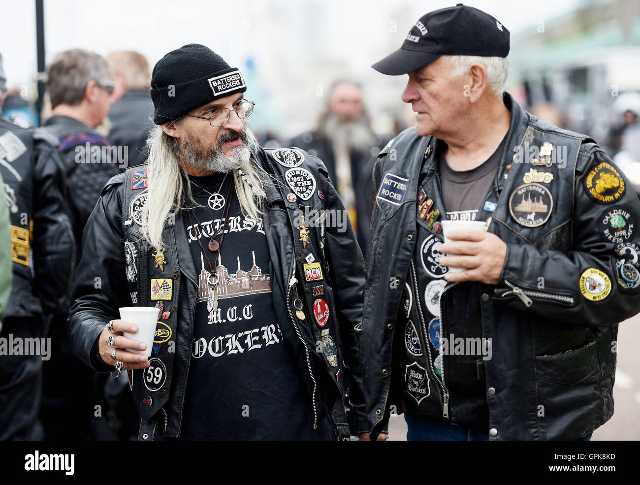 Brighton UK 4 Septembre 2016 - Les membres de la Battersea Rockers rejoindre les milliers de motocyclistes du monde entier de prendre part à la réunion annuelle de l'Ace Cafe Brighton Burn Up événement tenu sur le front aujourd'hui . Les motocyclistes et les rockers convergent sur Madeira Drive sur le front de chaque année pour célébrer le fameux Ace café à Londres avec des groupes à l'affiche et des centaines d'étals de vente memorabilia Crédit : Simon Dack/Alamy Live News Banque D'Images Brighton UK 4 Septembre 2016 - Les membres de la Battersea Rockers rejoindre les milliers de motocyclistes du monde entier de prendre part à la réunion annuelle de l'Ace Cafe Brighton Burn Up événement tenu sur le front aujourd'hui . Les motocyclistes et les rockers convergent sur Madeira Drive sur le front de chaque année pour célébrer le fameux Ace café à Londres avec des groupes à l'affiche et des centaines d'étals de vente memorabilia Crédit : Simon Dack/Alamy Live News Banque D'Images