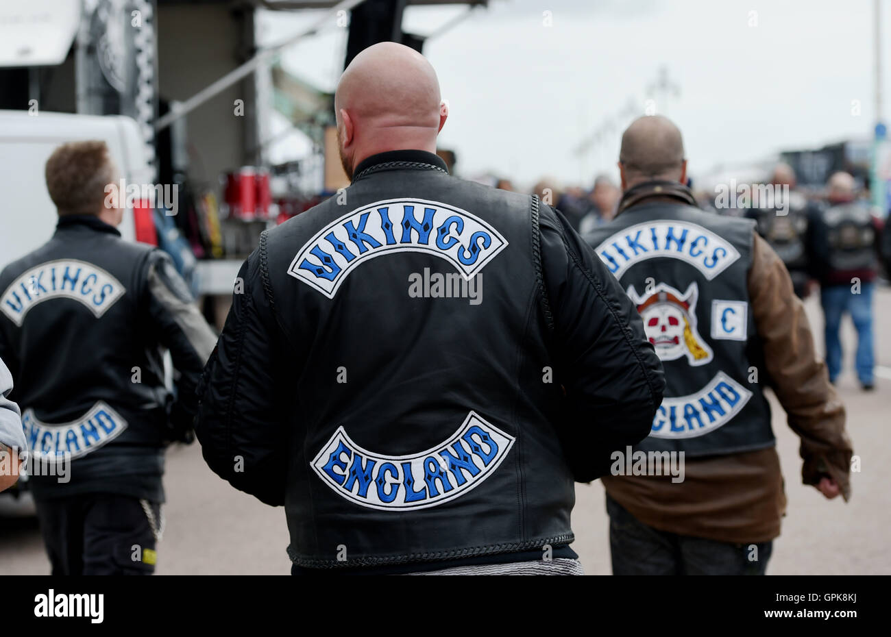 Brighton UK 4 septembre 2016 - Vikings England Hells Angels les bikers rejoignent des milliers de bikers et de rockers du monde entier participent à l'événement annuel Ace Cafe Reunion Brighton Burn Up qui s'est tenu sur le front de mer aujourd'hui . Les motocyclistes et les rockers convergent chaque année sur Madeira Drive sur le front de mer pour célébrer le célèbre Ace Cafe à Londres avec des groupes jouant et des centaines d'étals vendant des souvenirs crédit: Simon Dack/Alay Live News Banque D'Images Brighton UK 4 septembre 2016 - Vikings England Hells Angels les bikers rejoignent des milliers de bikers et de rockers du monde entier participent à l'événement annuel Ace Cafe Reunion Brighton Burn Up qui s'est tenu sur le front de mer aujourd'hui . Les motocyclistes et les rockers convergent chaque année sur Madeira Drive sur le front de mer pour célébrer le célèbre Ace Cafe à Londres avec des groupes jouant et des centaines d'étals vendant des souvenirs crédit: Simon Dack/Alay Live News Banque D'Images