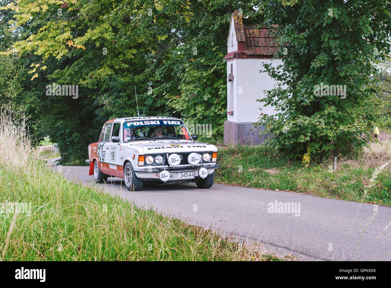 Kraków, Pologne, 3 septembre 2016. Concurrents sur les routes de la 3ème étape du 5e rallye historique de la Pologne / 5. Historique Rajd Polski Historyczny Crédit : Łukasz Popardowski/Alamy Live News Banque D'Images