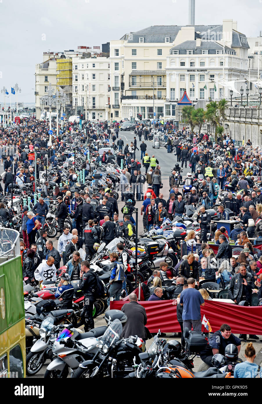 Brighton UK 4 Septembre 2016 - Des milliers de motards et rockers du monde entier prennent part à la réunion annuelle de l'Ace Cafe Brighton Burn Up événement tenu sur le front aujourd'hui . Les motocyclistes et les rockers convergent sur Madeira Drive sur le front de chaque année pour célébrer le fameux Ace café à Londres avec des groupes à l'affiche et des centaines d'étals de vente memorabilia Crédit : Simon Dack/Alamy Live News Banque D'Images