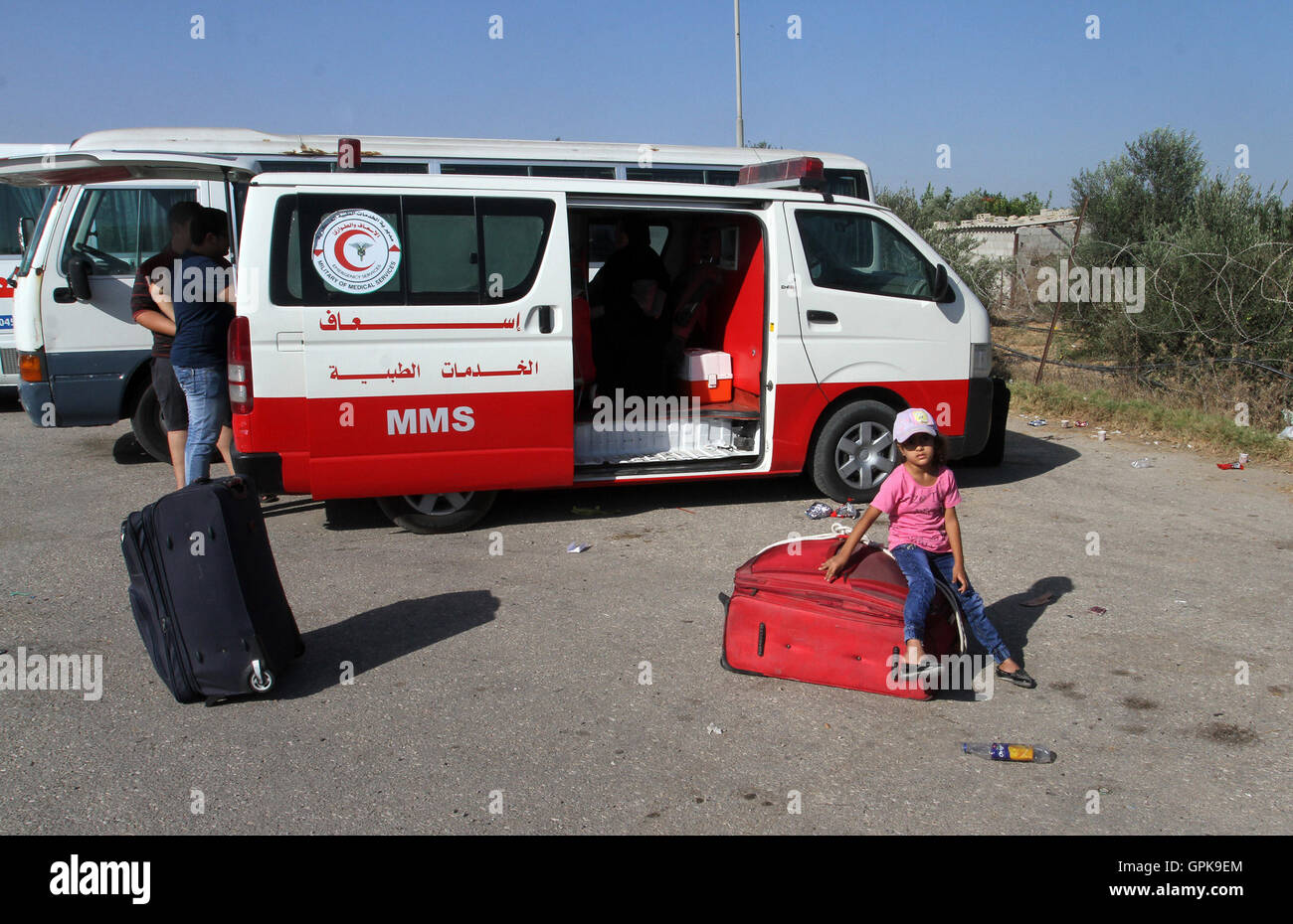 4 septembre 2016 - Rafah, bande de Gaza, territoire palestinien palestiniens - attendez que les permis de voyage de pénétrer en Egypte à travers le passage de Rafah, le 4 septembre 2016 dans le sud de la bande de Gaza. Les autorités égyptiennes ont rouvert temporairement les deux sens pendant deux jours dans la bande de Gaza, les patients, les personnes avec permis de séjour et passeport propriétaires sont autorisés à franchir la frontière (à l'image de Crédit : © Abed Rahim Khatib/APA des images à l'aide de Zuma sur le fil) Banque D'Images