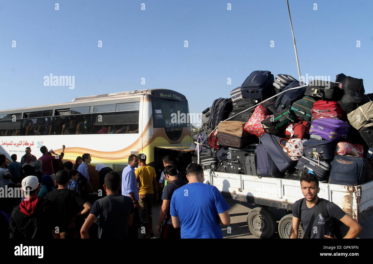 Rafah, bande de Gaza, territoire palestinien. 16Th Jun 2016. Permis de voyage pour attendre les Palestiniens de pénétrer en Egypte à travers le passage de Rafah, le 4 septembre 2016 dans le sud de la bande de Gaza. Les autorités égyptiennes ont rouvert temporairement les deux sens pendant deux jours dans la bande de Gaza, les patients, les personnes avec permis de séjour et passeport propriétaires sont autorisés à franchir la frontière à © Abed Rahim Khatib/APA/Images/fil ZUMA Alamy Live News Banque D'Images