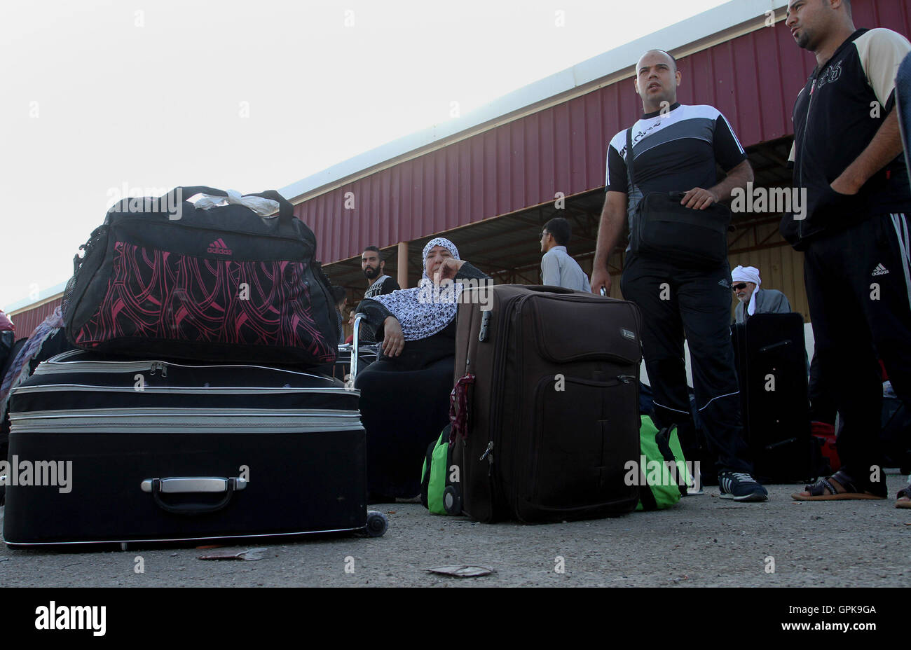 Rafah, bande de Gaza, territoire palestinien. 16Th Jun 2016. Permis de voyage pour attendre les Palestiniens de pénétrer en Egypte à travers le passage de Rafah, le 4 septembre 2016 dans le sud de la bande de Gaza. Les autorités égyptiennes ont rouvert temporairement les deux sens pendant deux jours dans la bande de Gaza, les patients, les personnes avec permis de séjour et passeport propriétaires sont autorisés à franchir la frontière à © Abed Rahim Khatib/APA/Images/fil ZUMA Alamy Live News Banque D'Images