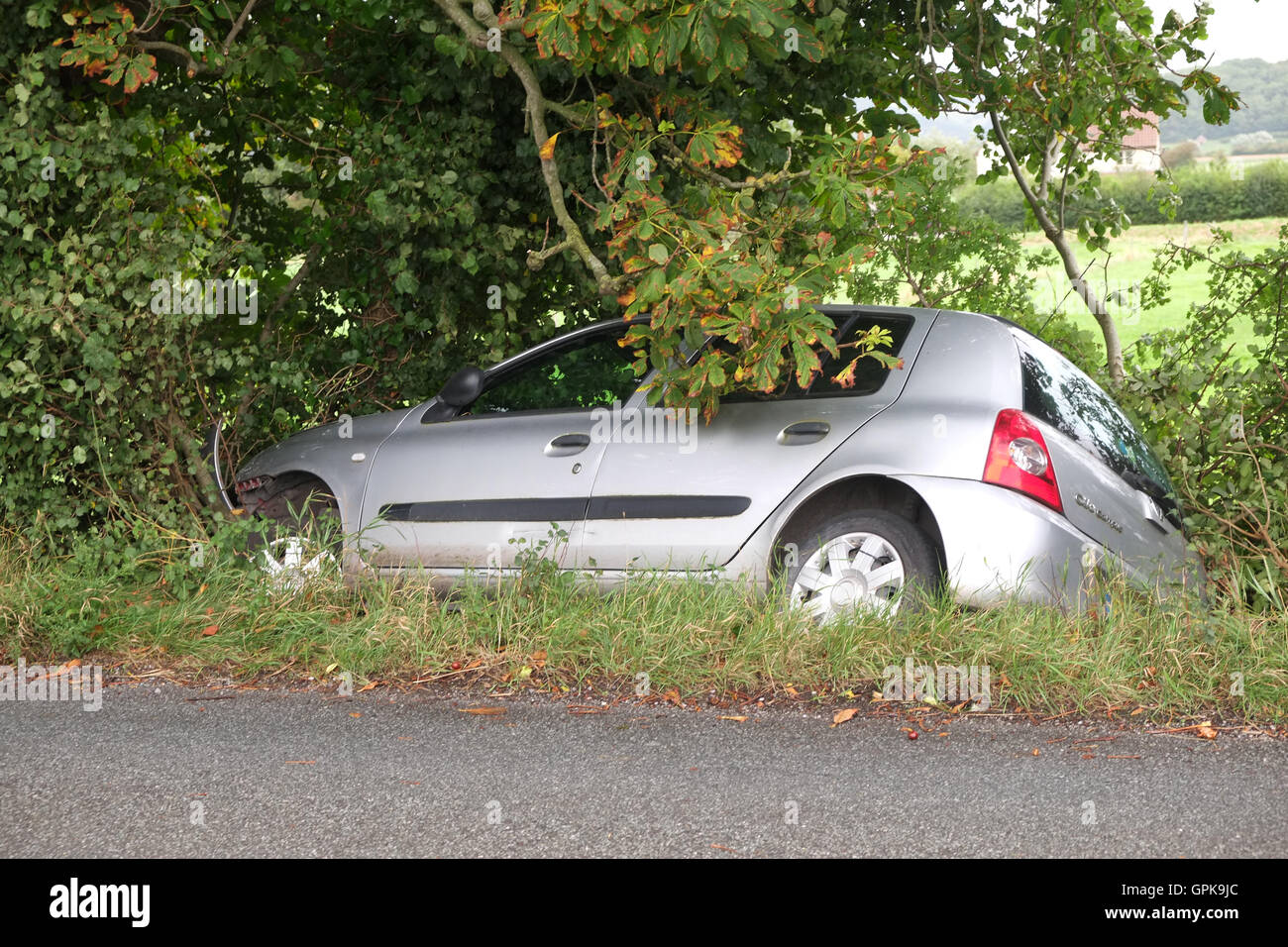 UK, Wedmore. 08Th Sep 2016. Une Renault Clio d'argent dans le fossé à Clewer sur la B3151 à Nethercott pépinières, sur la route de Cheddar à Wedmore, ces vieilles voitures sont conduites par de jeunes conducteurs inexpérimentés. Credit : Timothy Gros/Alamy Live News Banque D'Images