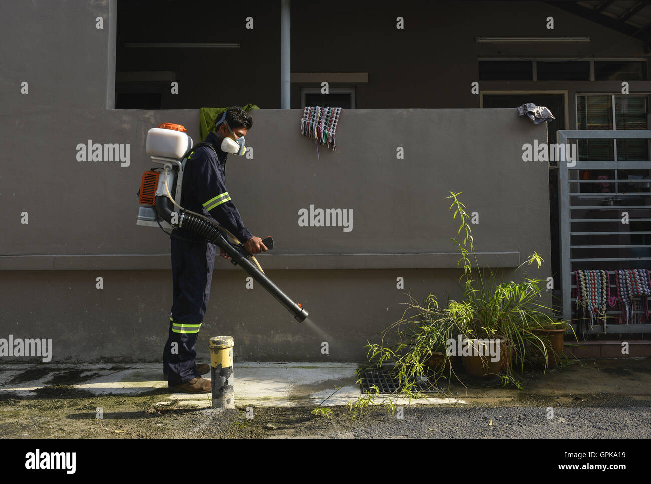Klang, Selangor, Malaisie. 16Th Jun 2016. Un Ministère de la santé de Malaisie woker fumiger les logements locaux à Klang. Ministère de la santé de la Malaisie annoncer qu'une femme de 58 ans vivant à Chicago, ont été testés positifs pour l'infection par le virus Zika, et soupçonné d'avoir communiqué avec la maladie lors de la visite de Singapour © Kepy/ZUMA/Alamy Fil Live News Banque D'Images