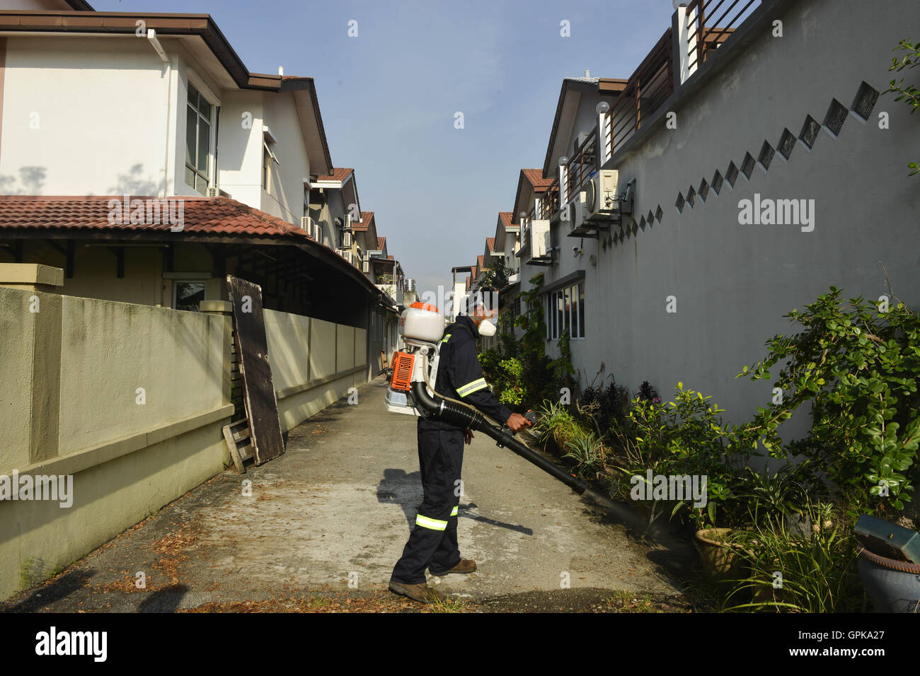 Klang, Selangor, Malaisie. 16Th Jun 2016. Un Ministère de la santé de Malaisie woker fumiger les logements locaux à Klang. Ministère de la santé de la Malaisie annoncer qu'une femme de 58 ans vivant à Chicago, ont été testés positifs pour l'infection par le virus Zika, et soupçonné d'avoir communiqué avec la maladie lors de la visite de Singapour © Kepy/ZUMA/Alamy Fil Live News Banque D'Images