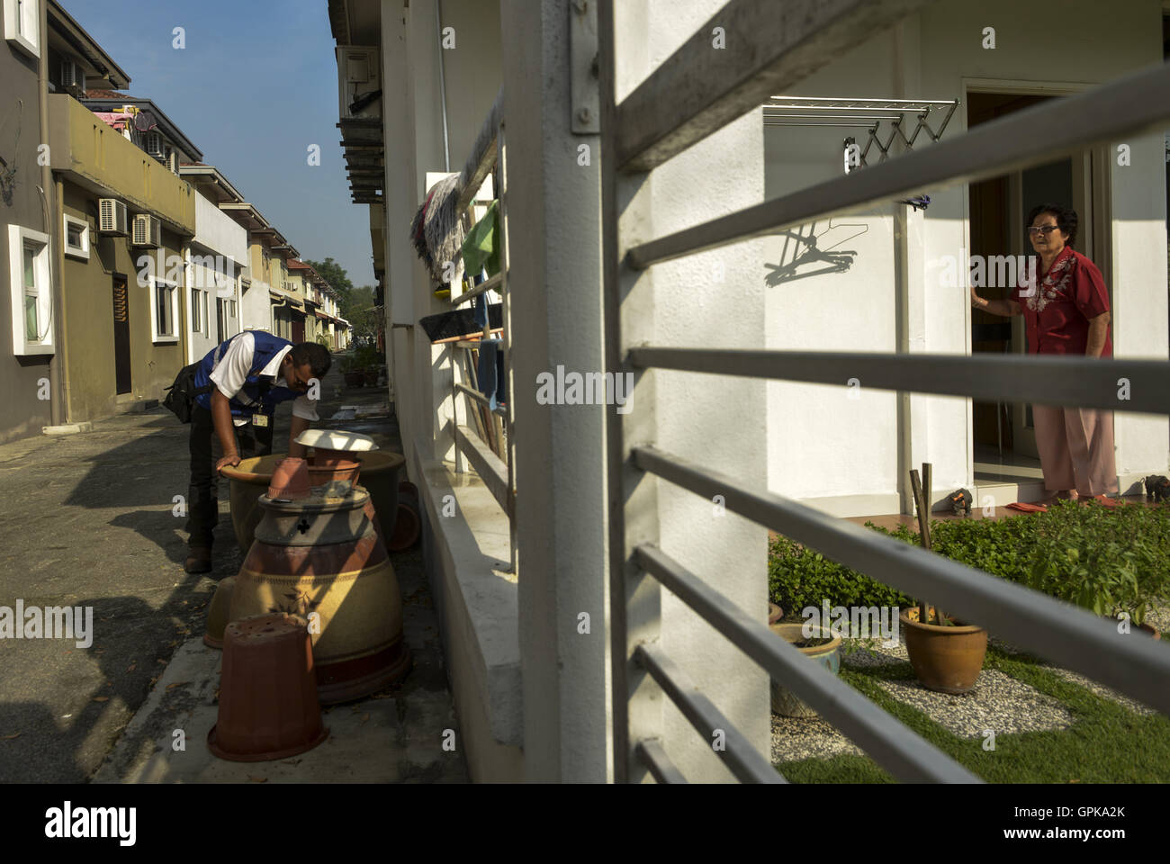 Klang, Selangor, Malaisie. 16Th Jun 2016. Un Ministère de la santé de Malaisie woker effectuant l'inspection au domaine de l'habitation à Klang. Ministère de la santé de la Malaisie annoncer qu'une femme de 58 ans vivant à Chicago, ont été testés positifs pour l'infection par le virus Zika, et soupçonné d'avoir communiqué avec la maladie lors de la visite de Singapour © Kepy/ZUMA/Alamy Fil Live News Banque D'Images