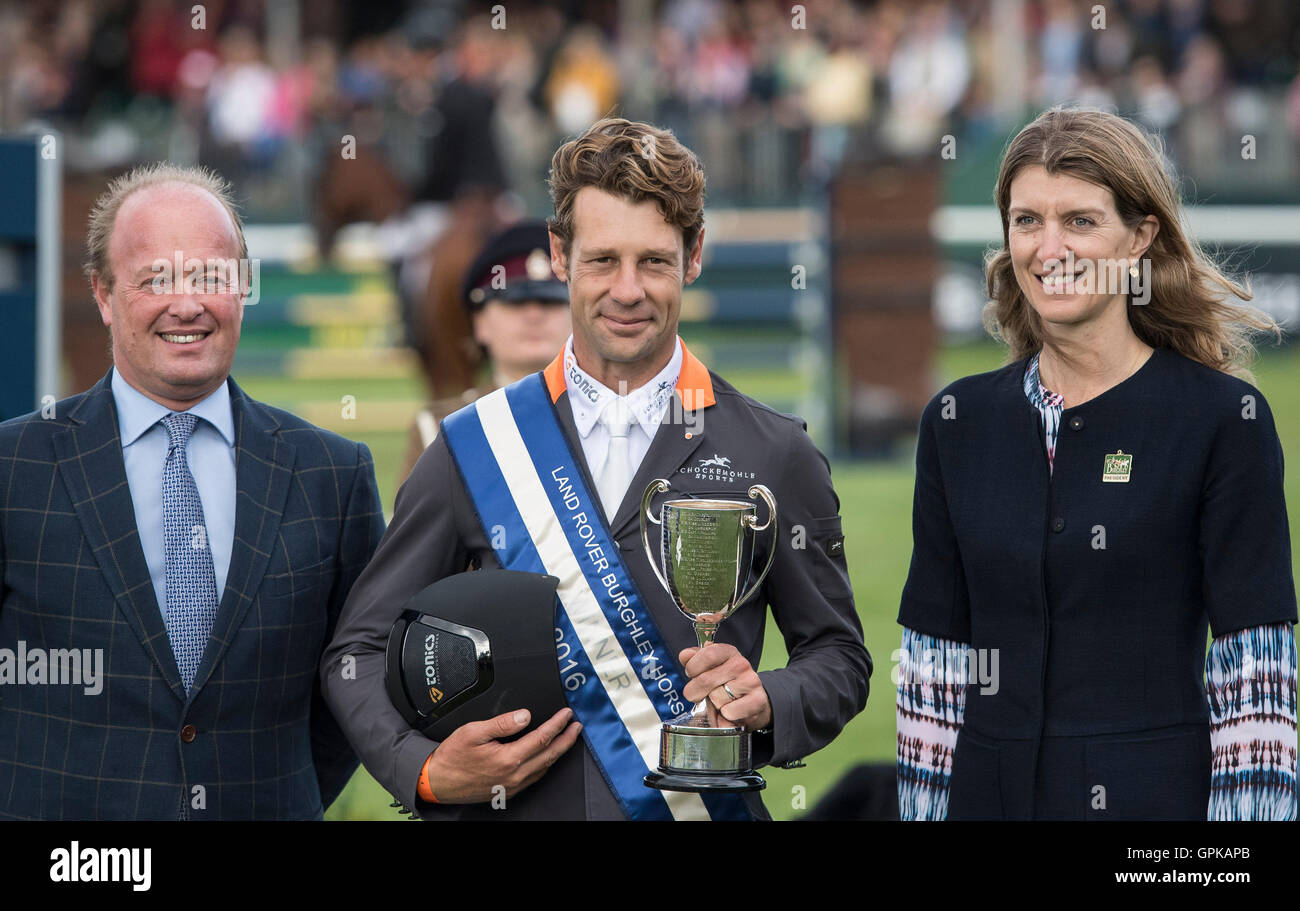 Burghley House, Burghley, UK. 08Th Sep 2016. Land Rover Burghley Horse Trials. Show Jumping. Christopher Burton australienne est décerné le trophée après sa victoire sur nobilis 18 © Plus Sport Action/Alamy Live News Banque D'Images