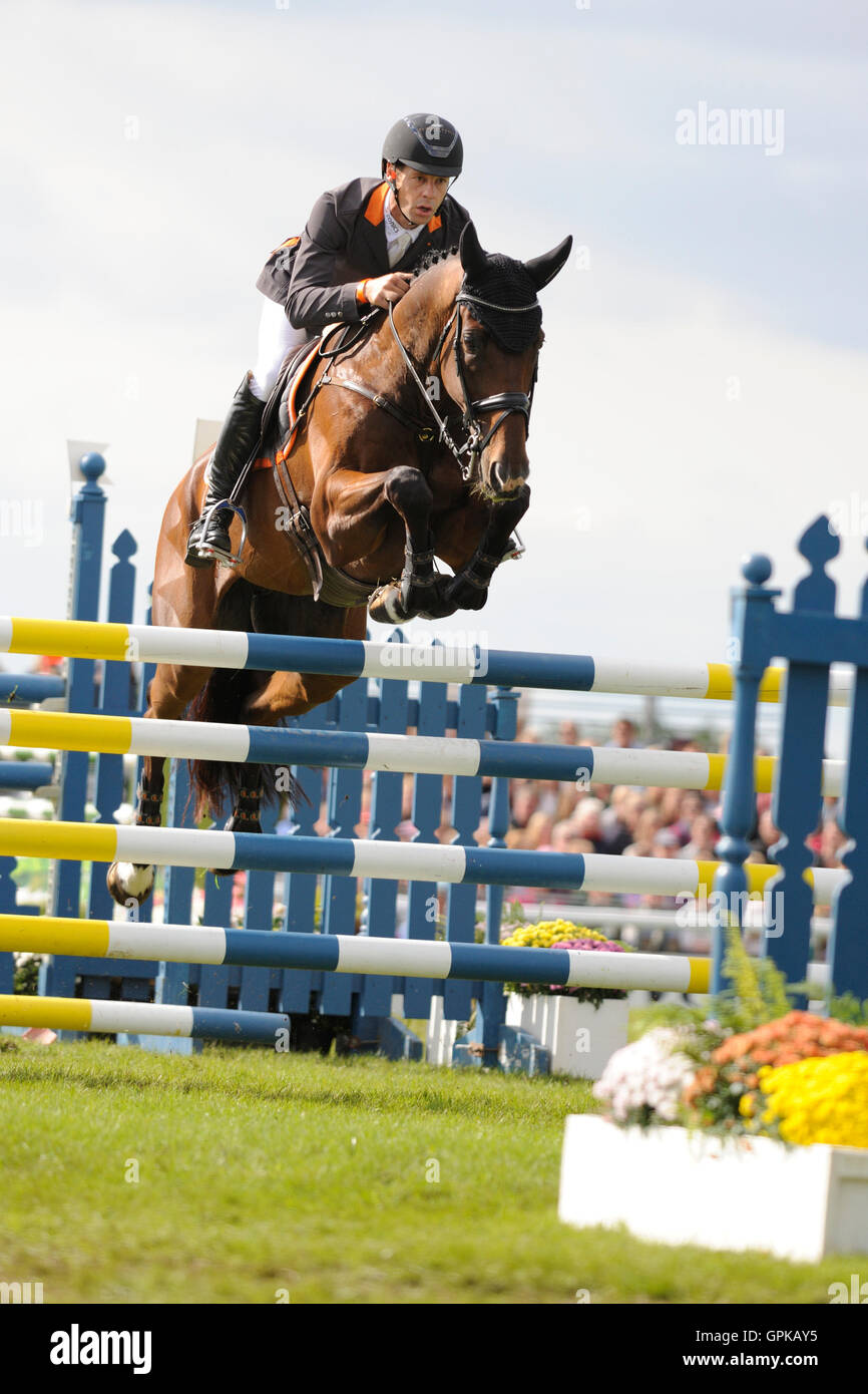 Stamford, au Royaume-Uni. 4e septembre 2016. Christopher Burton (AUS) équitation nobilis 18 pendant la phase de Saut d'au jour 4 de la 2016 Land Rover Burghley Horse Trials, Stamford, au Royaume-Uni. Credit : Jonathan Clarke/Alamy Live News Banque D'Images