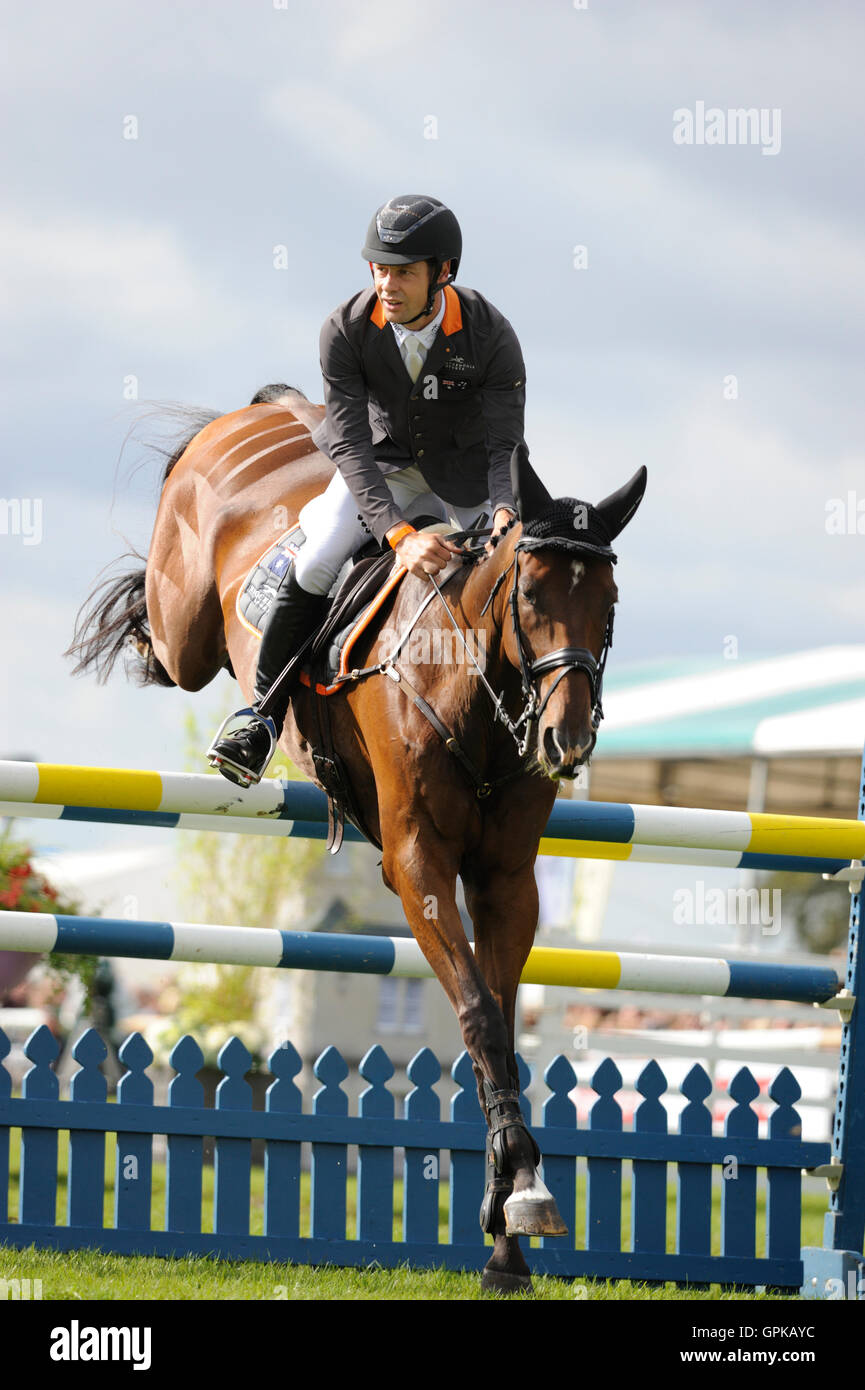 Stamford, au Royaume-Uni. 4e septembre 2016. Christopher Burton (AUS) équitation nobilis 18 pendant la phase de Saut d'au jour 4 de la 2016 Land Rover Burghley Horse Trials, Stamford, au Royaume-Uni. Credit : Jonathan Clarke/Alamy Live News Banque D'Images