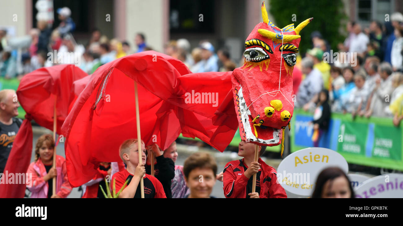 Herzberg, Allemagne. 16Th Jun 2016. Les étudiants avec un dragon asiatique participant à la grande parade du festival pour le 25e jour de l'Saxonians à Herzberg, Allemagne, 4 septembre 2016. Le défilé est connu comme le traditionnel point fort de la fin de semaine du festival. Environ 3 700 participants se sont présentés aux spectateurs. PHOTO : HENDRIK SCHMIDT/dpa/Alamy Live News Banque D'Images