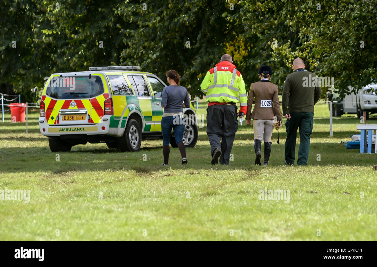 Stamford Lincolnshire 4 Septembre 2016 : enfant rider prend une chute spectaculaire au cours de la classe jeune chasseur et s'éloigne. ©Clifford Norton/Alamy vivre Banque D'Images