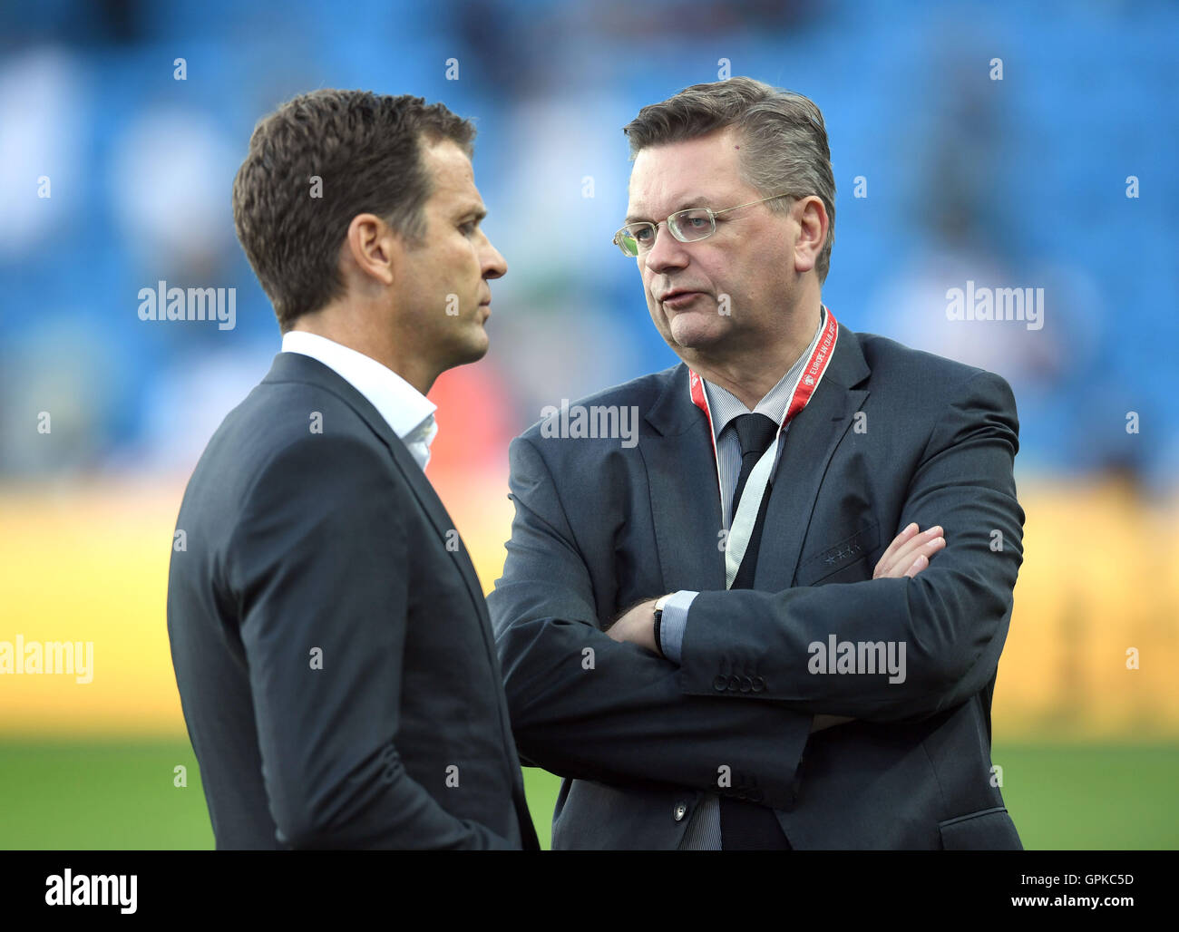 Le président Reinhard Grindel DFB (R) parle de manager de l'équipe Oliver Bierhoff d'Allemagne avant la coupe du monde l'Europe Groupe C match de football entre la Norvège et l'Allemagne à l'Ullevaal Stadium à Oslo, Norvège, 04 septembre 2016. Photo : Federico Gambarini/dpa Banque D'Images