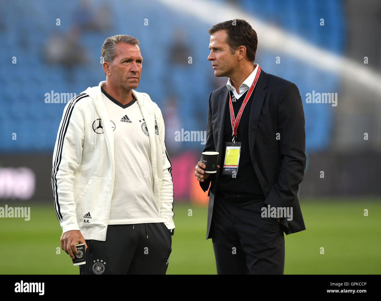 Entraîneur gardien Andreas Koepke (L) et manager de l'équipe Oliver Bierhoff de l'Allemagne à la veille de la Coupe du monde l'Europe Groupe C match de football entre la Norvège et l'Allemagne à l'Ullevaal Stadium à Oslo, Norvège, 04 septembre 2016. Photo : Federico Gambarini/dpa Banque D'Images
