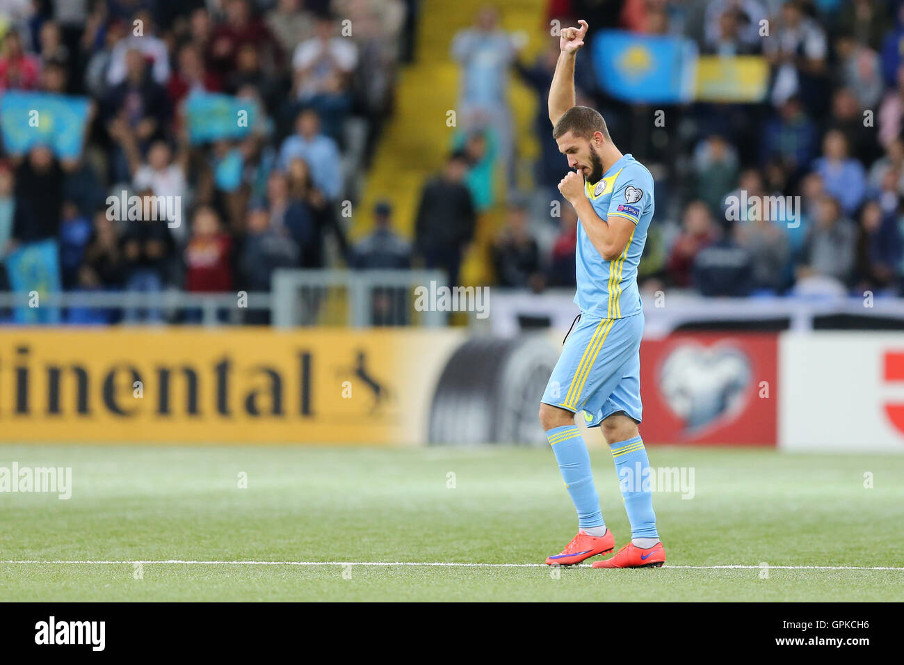 Astana, Kazakhstan. Le 4 septembre, 2016. Sergei Khizhnichenko (KAZ) célèbre comme il marque son but passé Lukasz Fabianski (POL) et Maciej Rybus (POL). Le Kazakhstan et la Pologne, la FIFA World Cup 2018 qualification. Le jeu est terminé dans un 2-2 draw : Action Crédit Plus Sport Images/Alamy Live News Banque D'Images