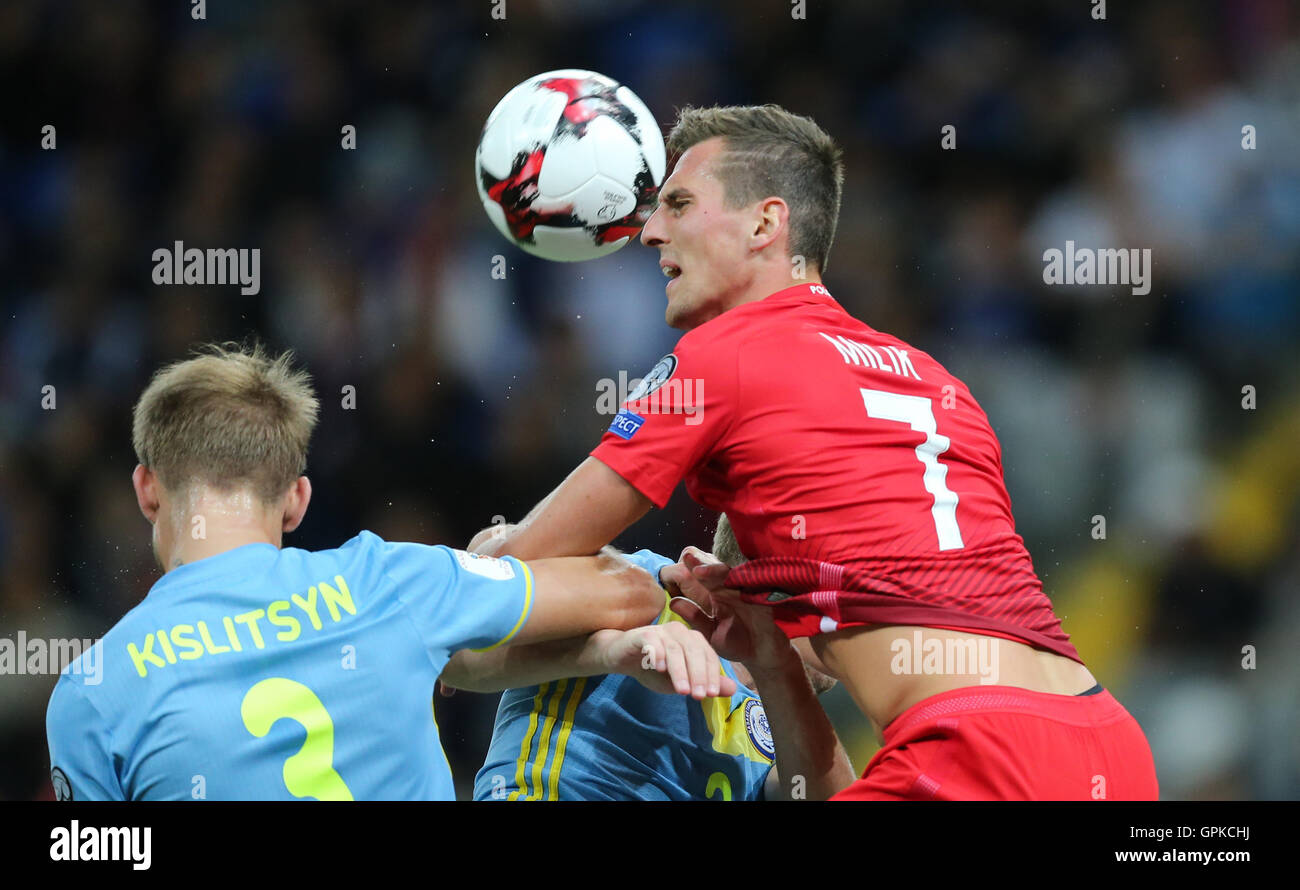 Astana, Kazakhstan. Le 4 septembre, 2016. Aleksandr Kislitsyn (KAZ), Arkadiusz Milik (POL), le Kazakhstan et la Pologne, la FIFA World Cup 2018 qualification. Le jeu est terminé dans un 2-2 draw : Action Crédit Plus Sport Images/Alamy Live News Banque D'Images