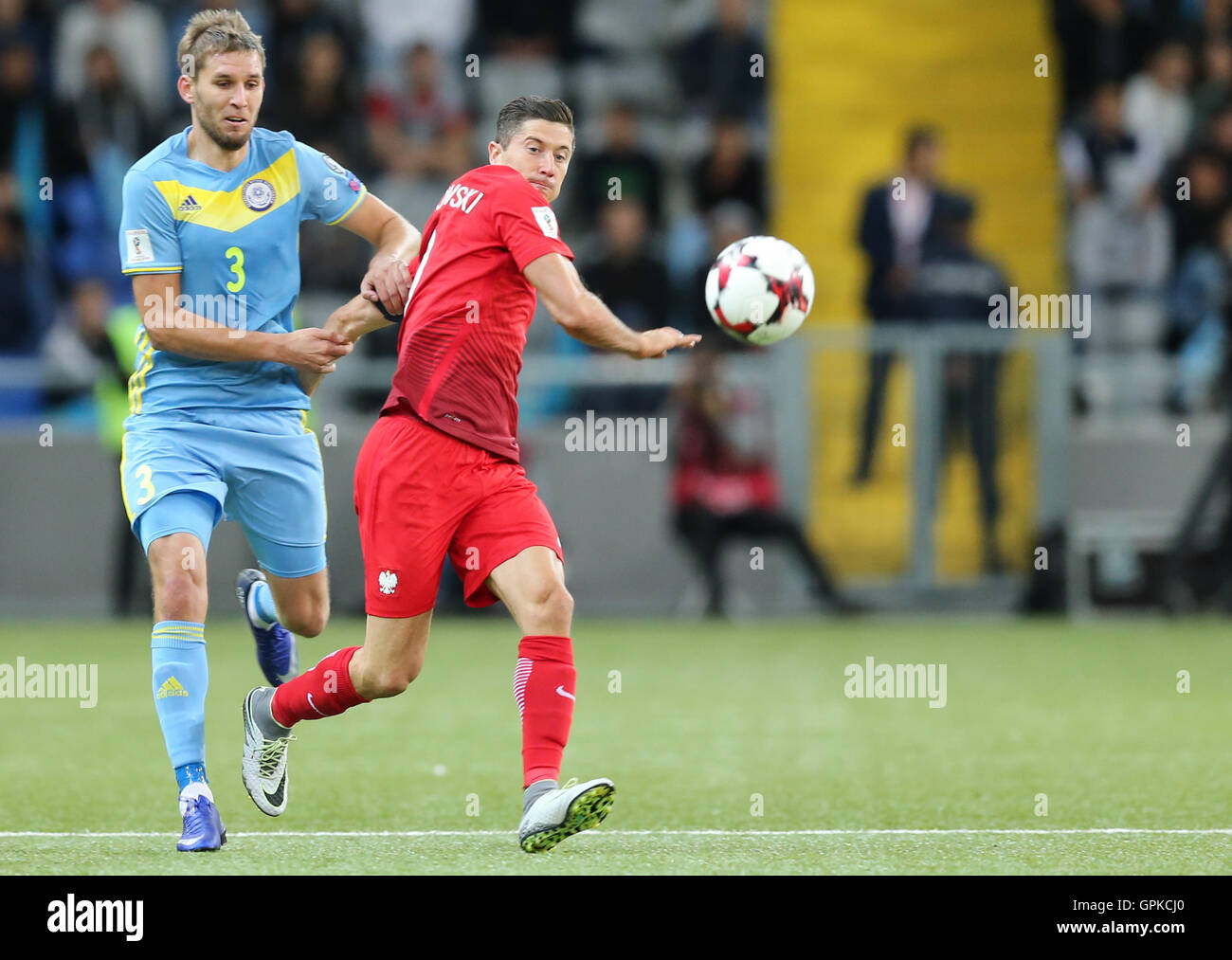 Astana, Kazakhstan. Le 4 septembre, 2016. Aleksandr Kislitsyn (KAZ), Robert Lewandowski (POL), le Kazakhstan et la Pologne, la FIFA World Cup 2018 qualification. Le jeu est terminé dans un 2-2 draw : Action Crédit Plus Sport Images/Alamy Live News Banque D'Images