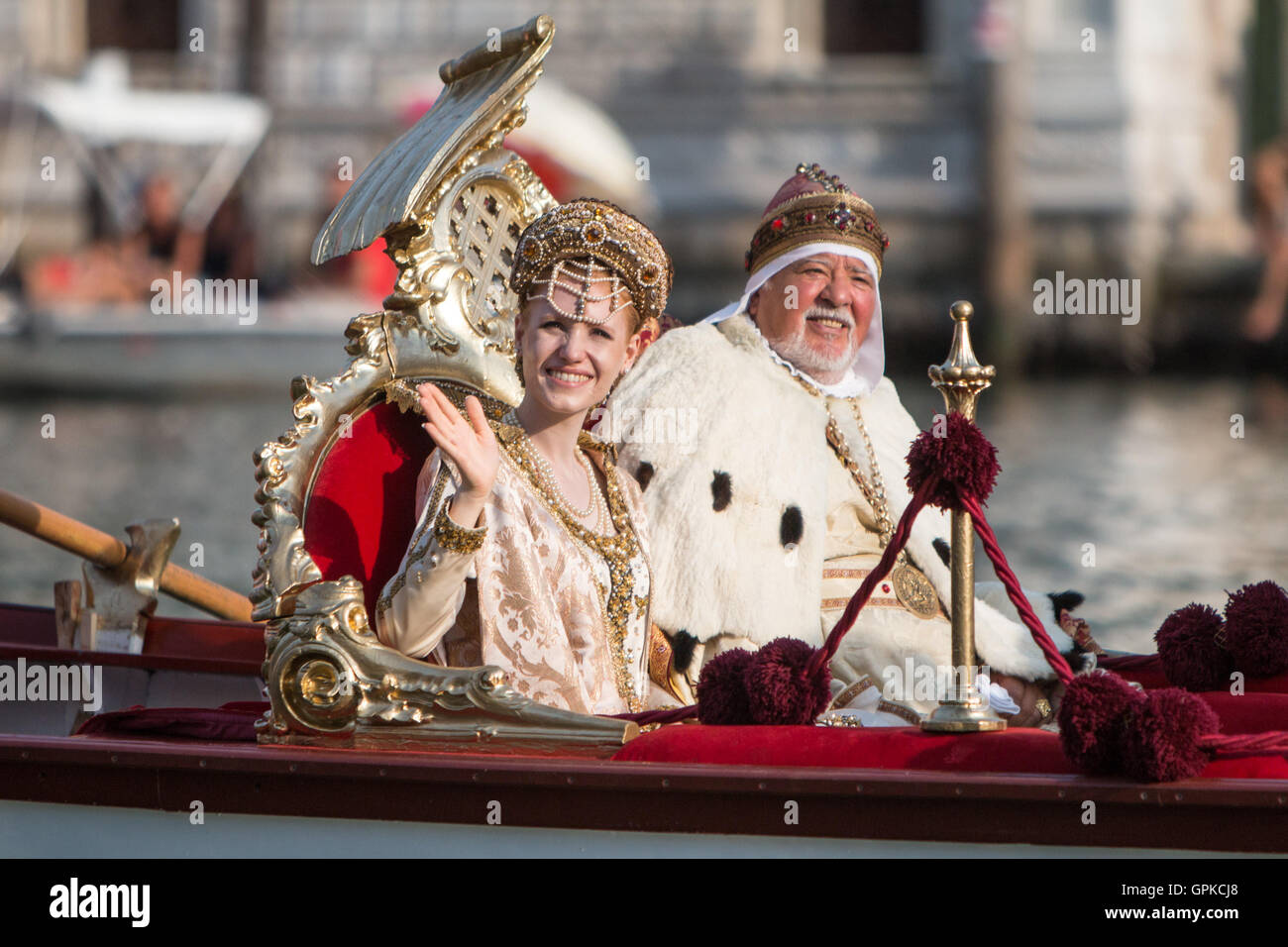 Venise, Italie. Le 4 septembre, 2016. Les rameurs et les Vénitiens en costume prendre part à la procession de l'avant de la Regata Historique 2016 sur le Grand Canal. La Regata historique est la plus populaire course de bateau sur le Grand Canal pour les habitants et les touristes. Credit : Giulia Candussi / éveil / Alamy Live News Banque D'Images