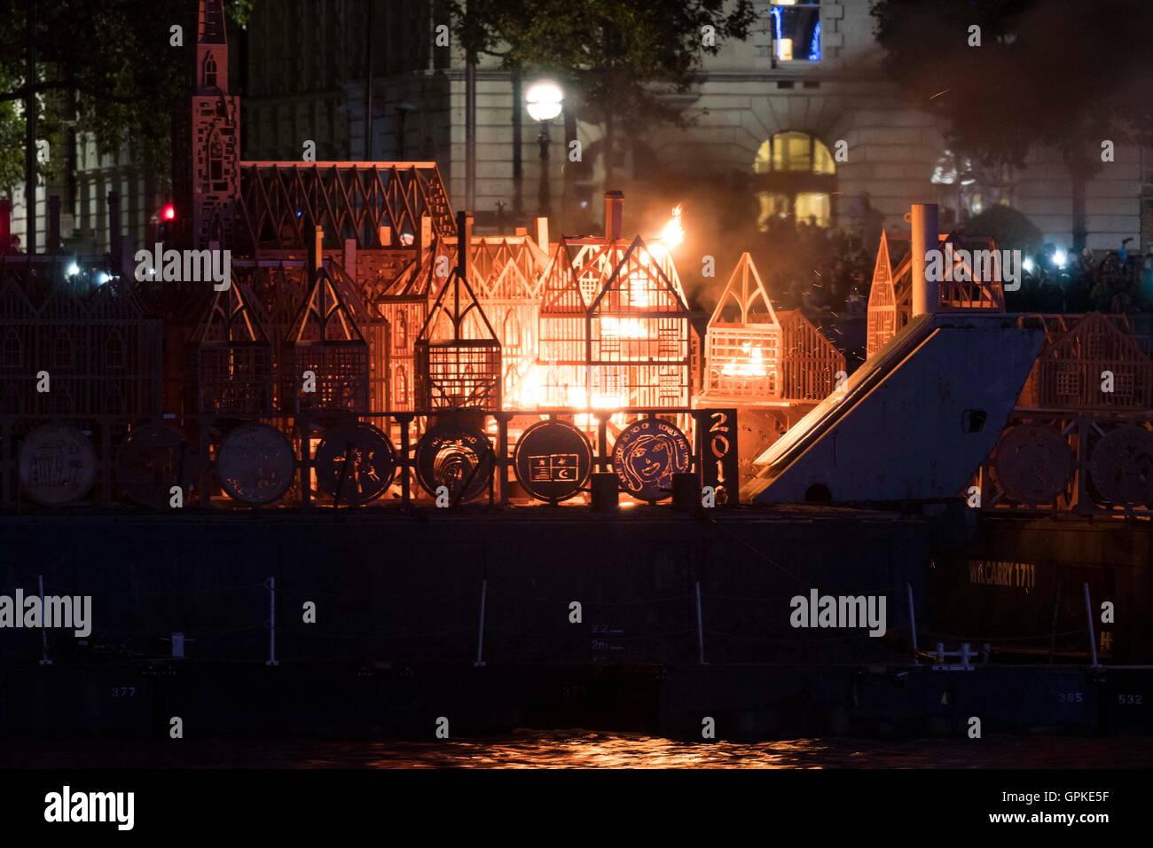 Londres, Grand Incendie de Londres qui a balayé le centre de Londres du 2 septembre. 12Th Mar, 1666. Londres 1666, un 120 mètres de long, la sculpture de la ville de Londres du 17ème siècle, est incendié à la banque de Thames, Londres, Grande-Bretagne le 4 septembre 2016. Londres 1666 a été incendié le dimanche soir. Cet événement faisait partie de la London's Burning festival produit par l'artichaut, qui commémore le grand incendie de Londres qui a balayé le centre de Londres du 2 septembre 1666 au 5 septembre 1666. © Ray Tang/Xinhua/Alamy Live News Banque D'Images