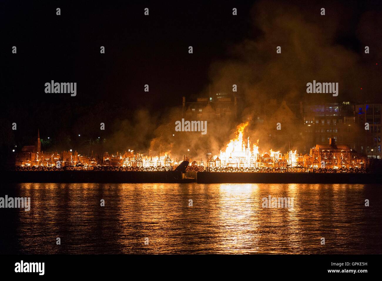 Londres, Grand Incendie de Londres qui a balayé le centre de Londres du 2 septembre. 12Th Mar, 1666. Londres 1666, un 120 mètres de long, la sculpture de la ville de Londres du 17ème siècle, est en feu à la banque de Thames, Londres, Grande-Bretagne le 4 septembre 2016. Londres 1666 a été incendié le dimanche soir. Cet événement faisait partie de la London's Burning festival produit par l'artichaut, qui commémore le grand incendie de Londres qui a balayé le centre de Londres du 2 septembre 1666 au 5 septembre 1666. © Ray Tang/Xinhua/Alamy Live News Banque D'Images