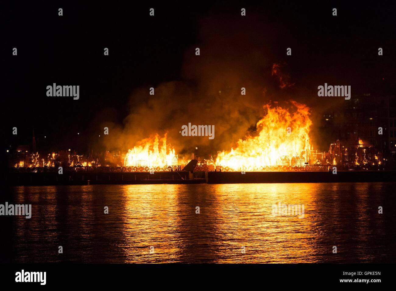 Londres, Grand Incendie de Londres qui a balayé le centre de Londres du 2 septembre. 12Th Mar, 1666. Londres 1666, un 120 mètres de long, la sculpture de la ville de Londres du 17ème siècle, est en feu à la banque de Thames, Londres, Grande-Bretagne le 4 septembre 2016. Londres 1666 a été incendié le dimanche soir. Cet événement faisait partie de la London's Burning festival produit par l'artichaut, qui commémore le grand incendie de Londres qui a balayé le centre de Londres du 2 septembre 1666 au 5 septembre 1666. © Ray Tang/Xinhua/Alamy Live News Banque D'Images