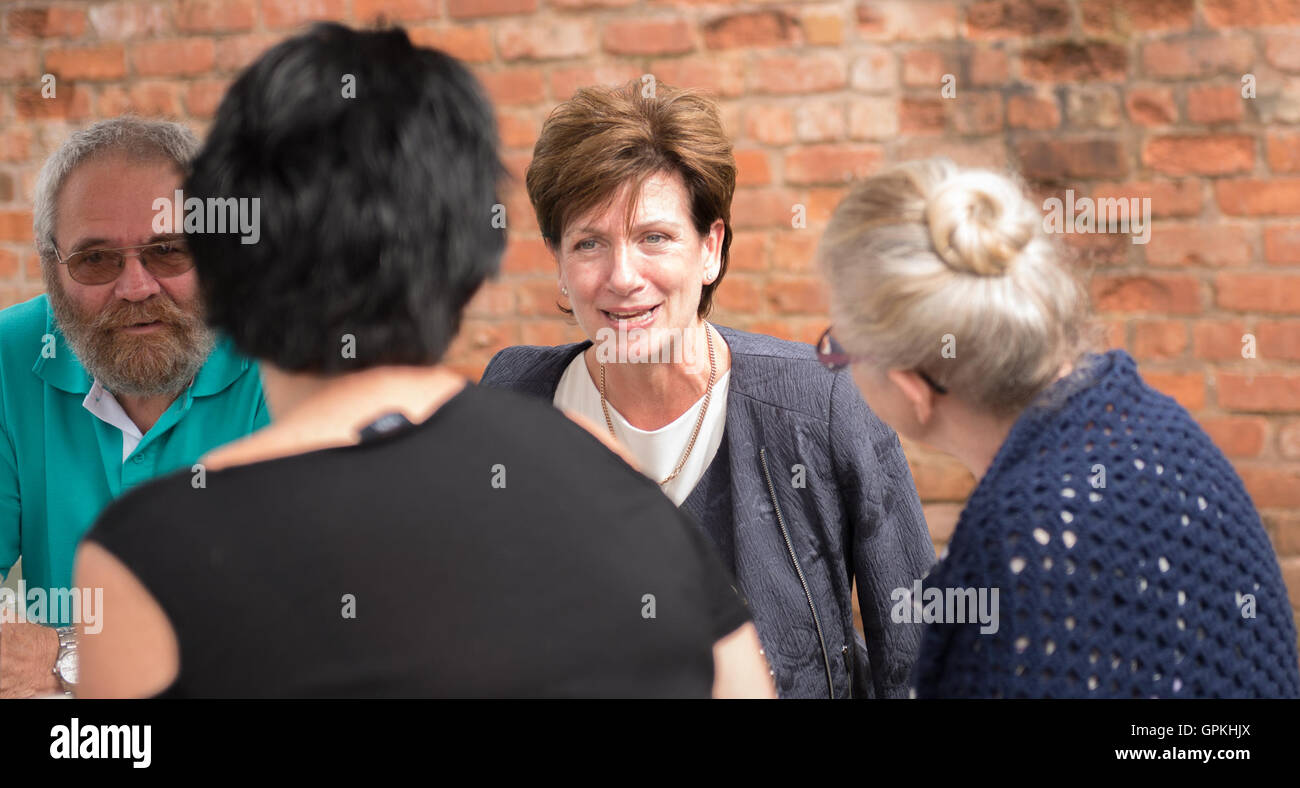 Gloucester, Royaume-Uni. Le 4 septembre, 2016. Diane James, MDPE, chef de l'UKIP candidat lors d'un événement de collecte de fonds de l'UKIP au Coach & Event public house à Gloucester au Royaume-Uni. Crédit : charlie bryan/Alamy Live News Banque D'Images