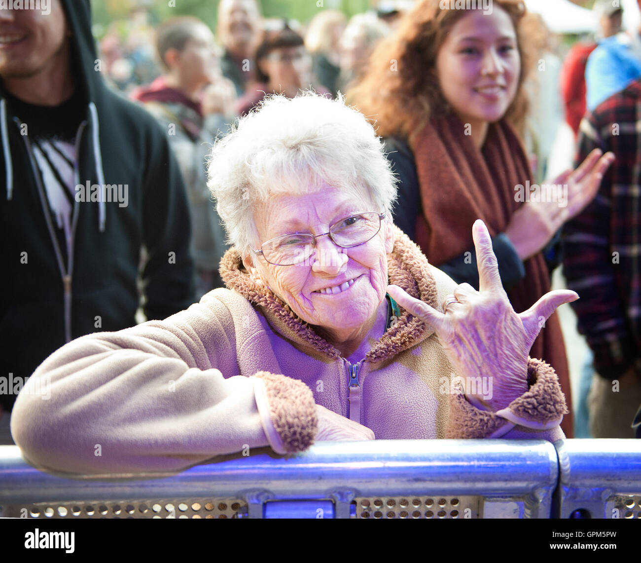 73 ans Diana Bell prend int il Mother Mother concert au Whistler Olympic Plaza. Whistler, BC, Canada. Vieille dame à un concert de rock Photo : Dav Banque D'Images