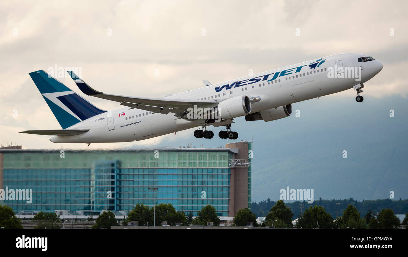 WestJet Airlines Boeing 767-300ER C-FOGJ se décoller au départ dans l'Aéroport International de Vancouver Canada Banque D'Images