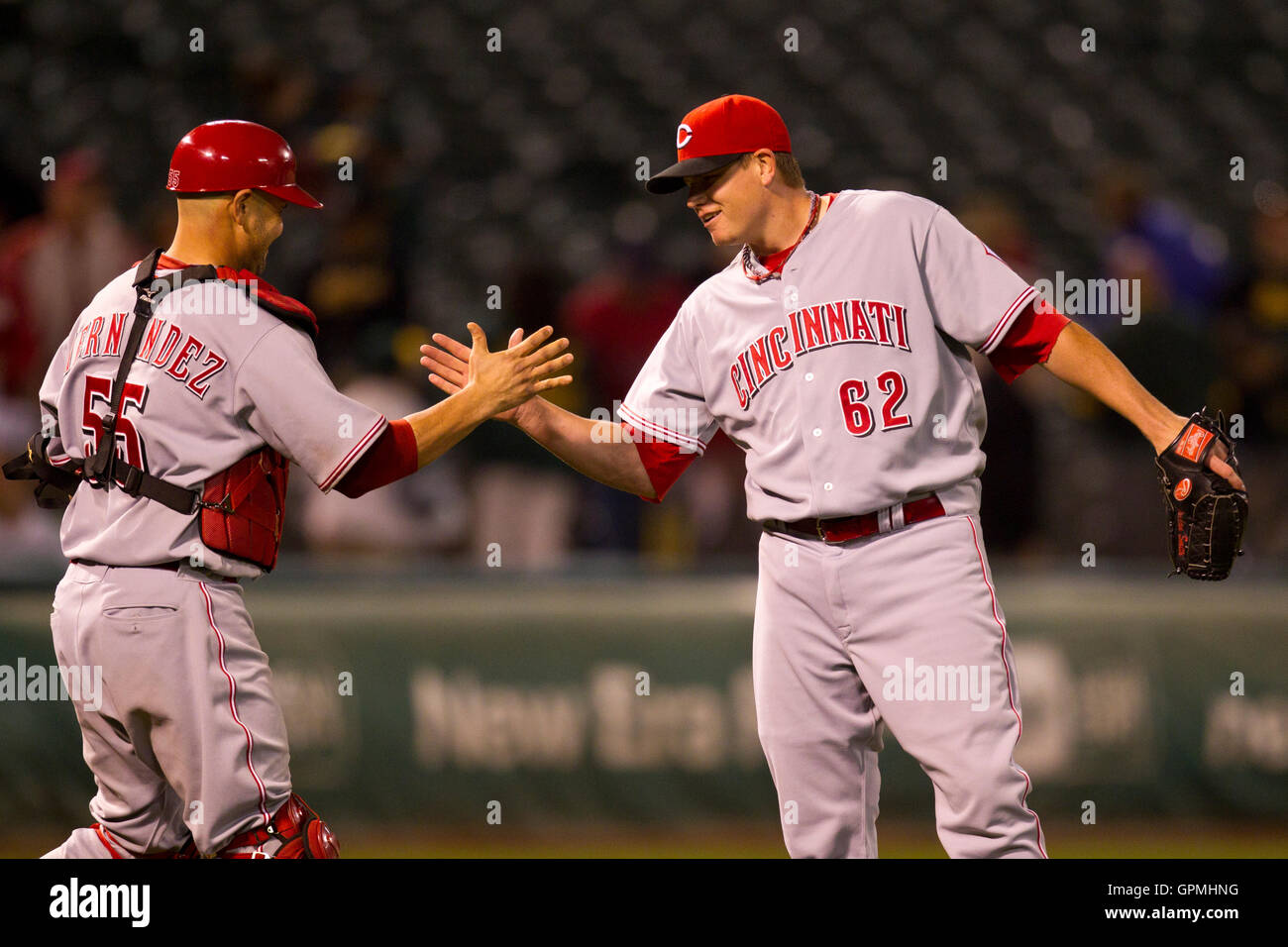 21 juin, 2010 ; Oakland, CA, USA ; Cincinnati Reds le lanceur partant Jordan Smith (62) célèbre avec catcher Ramon Hernandez (55) après le match contre les Oakland Athletics d'Oakland-Alameda County Coliseum. cincinnati battu 6-4 en 10 innin oakland Banque D'Images