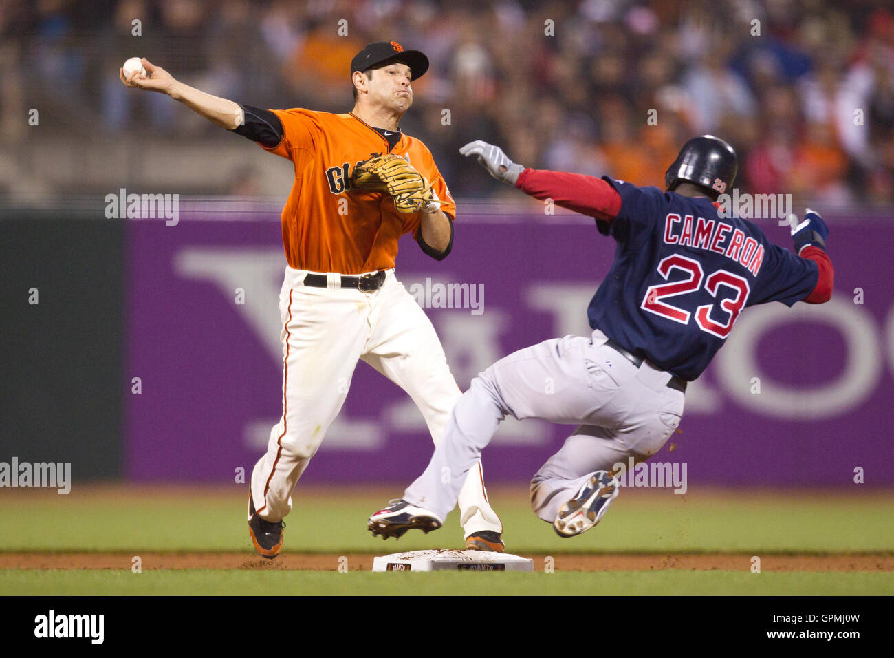 25 juin 2010 ; San Francisco, CA, États-Unis ; Mike Cameron (23 ans), joueur des Red Sox de Boston, rompt un double jeu à la deuxième base avec Freddy Sanchez (21 ans), deuxième joueur de base des San Francisco Giants, lors de la sixième manche à AT&T Park. Banque D'Images